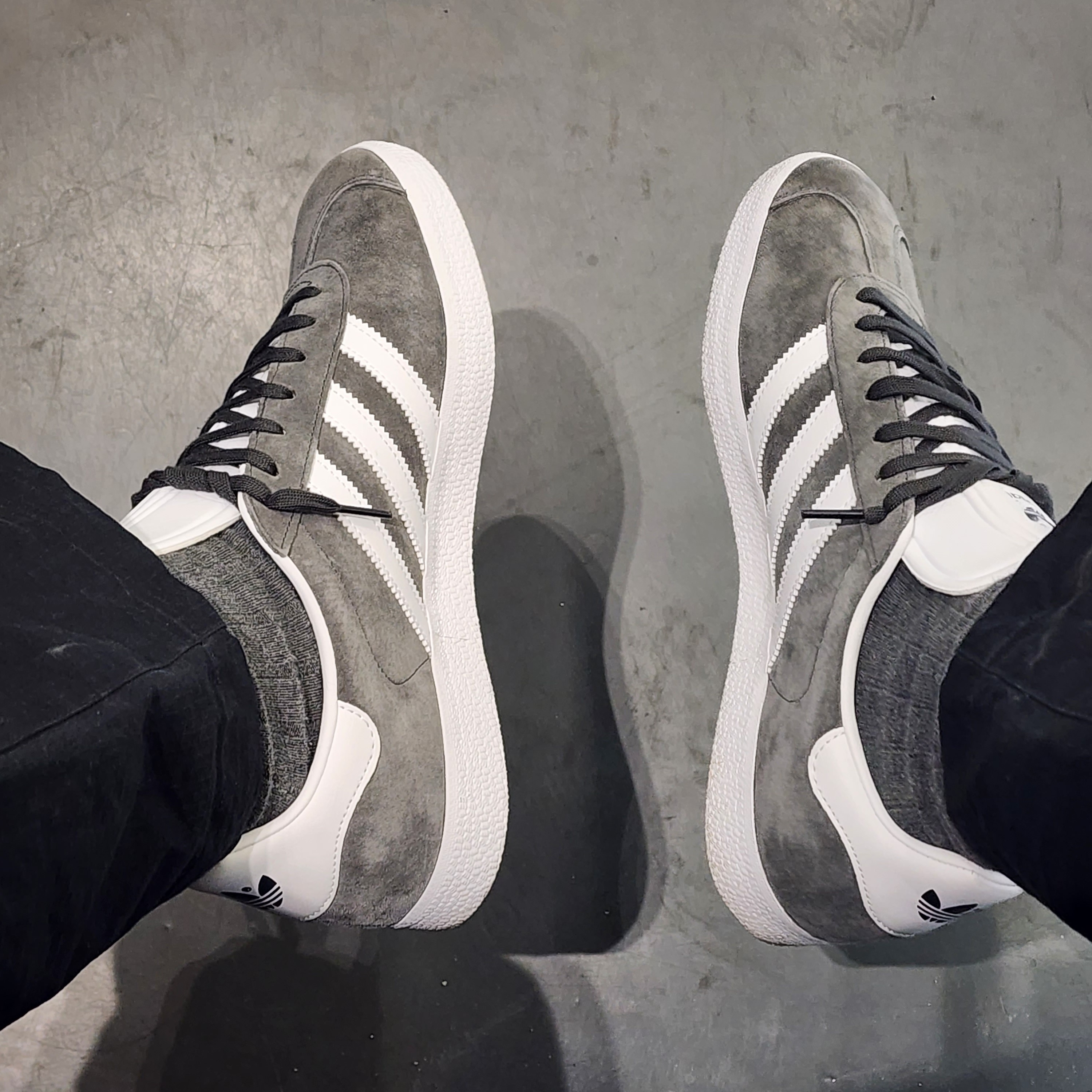 Adidas Gazelle Solid Grey 착용 스타일 - 2