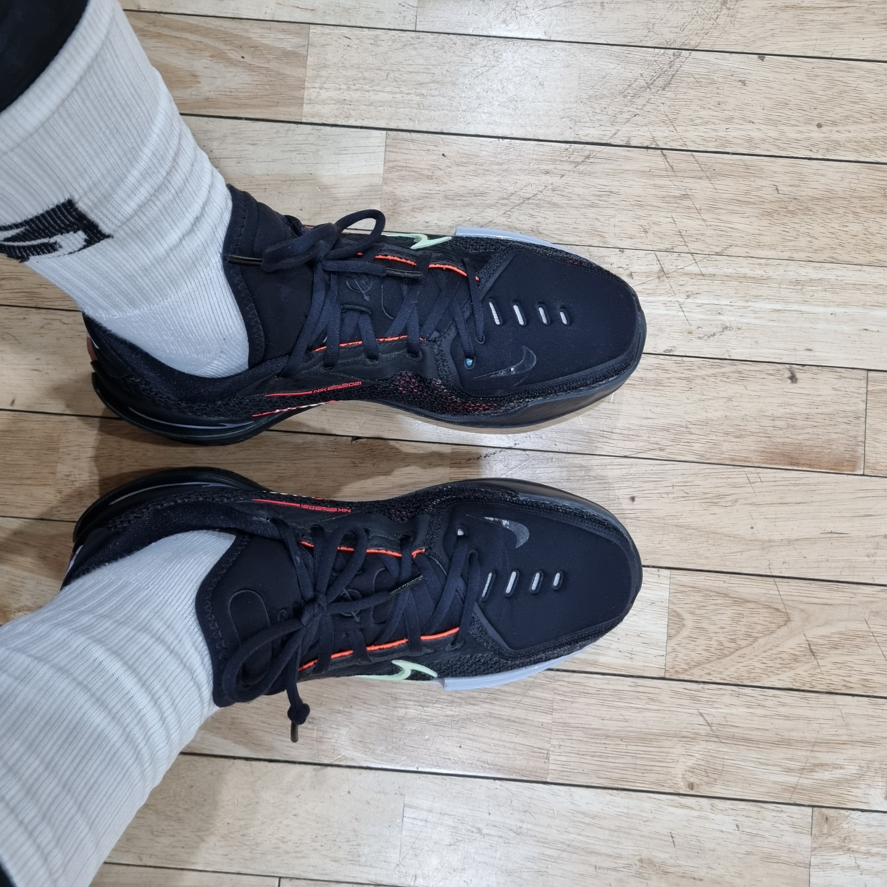Nike Air Zoom GT Cut Black Hyper Crimson, New Balance Fuelcell 2WXY V3 Sea Salt Team Navy - 2E Wide 착용 스타일 - 1