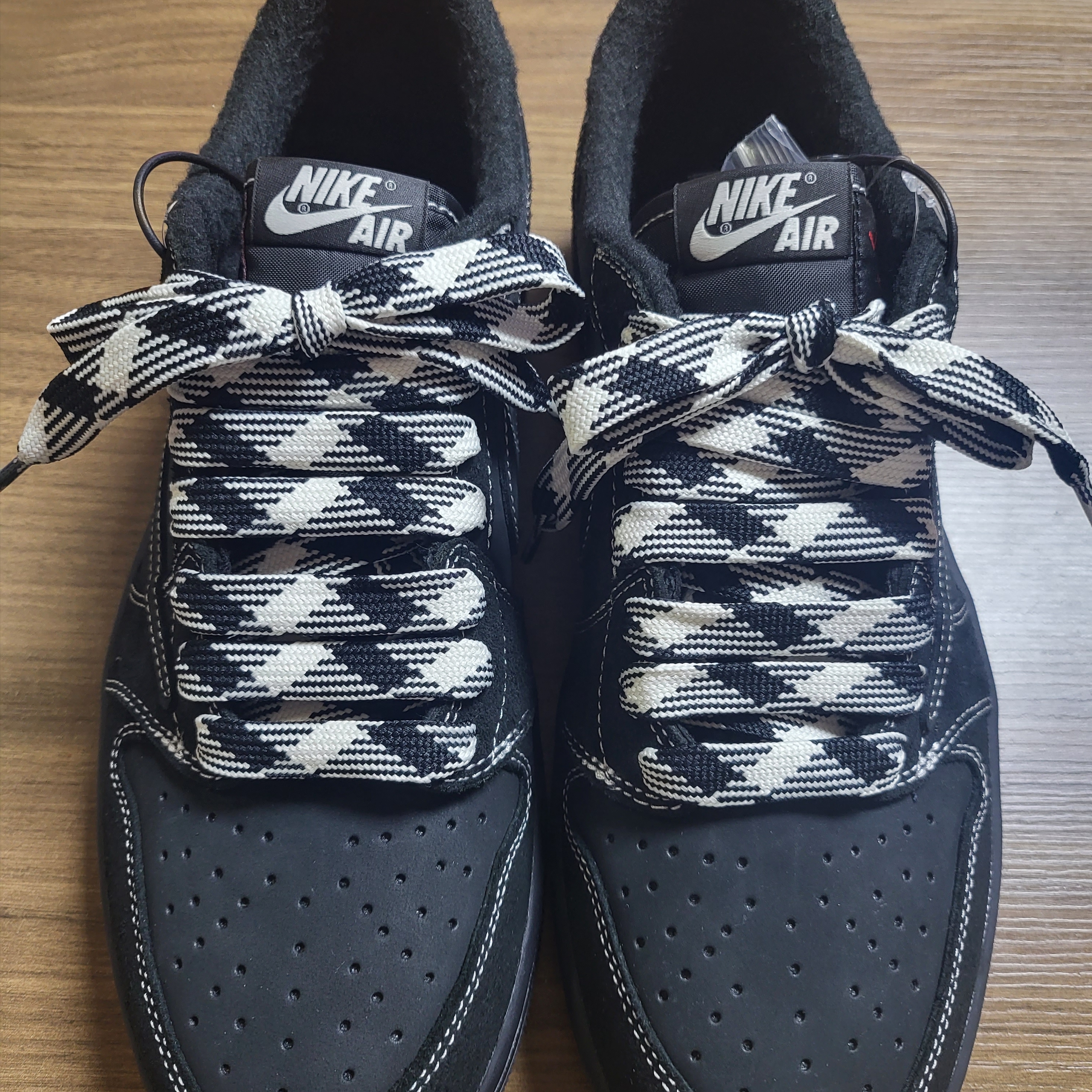 Jordan 1 x Travis Scott Retro Low OG SP Black Phantom 착용 스타일 - 1