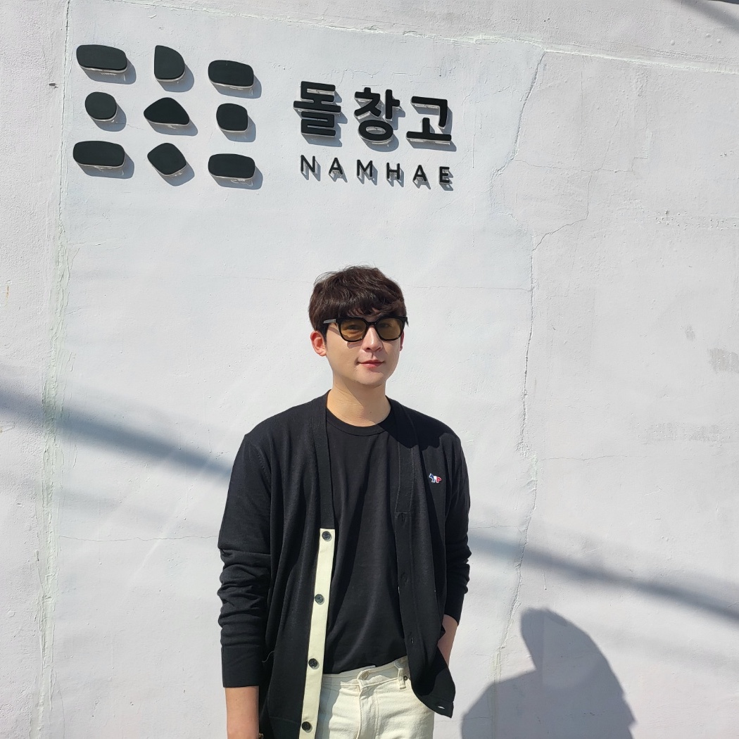 Maison Kitsune Tricolor Fox Patch Classic Cardigan Black 착용 스타일 - 3