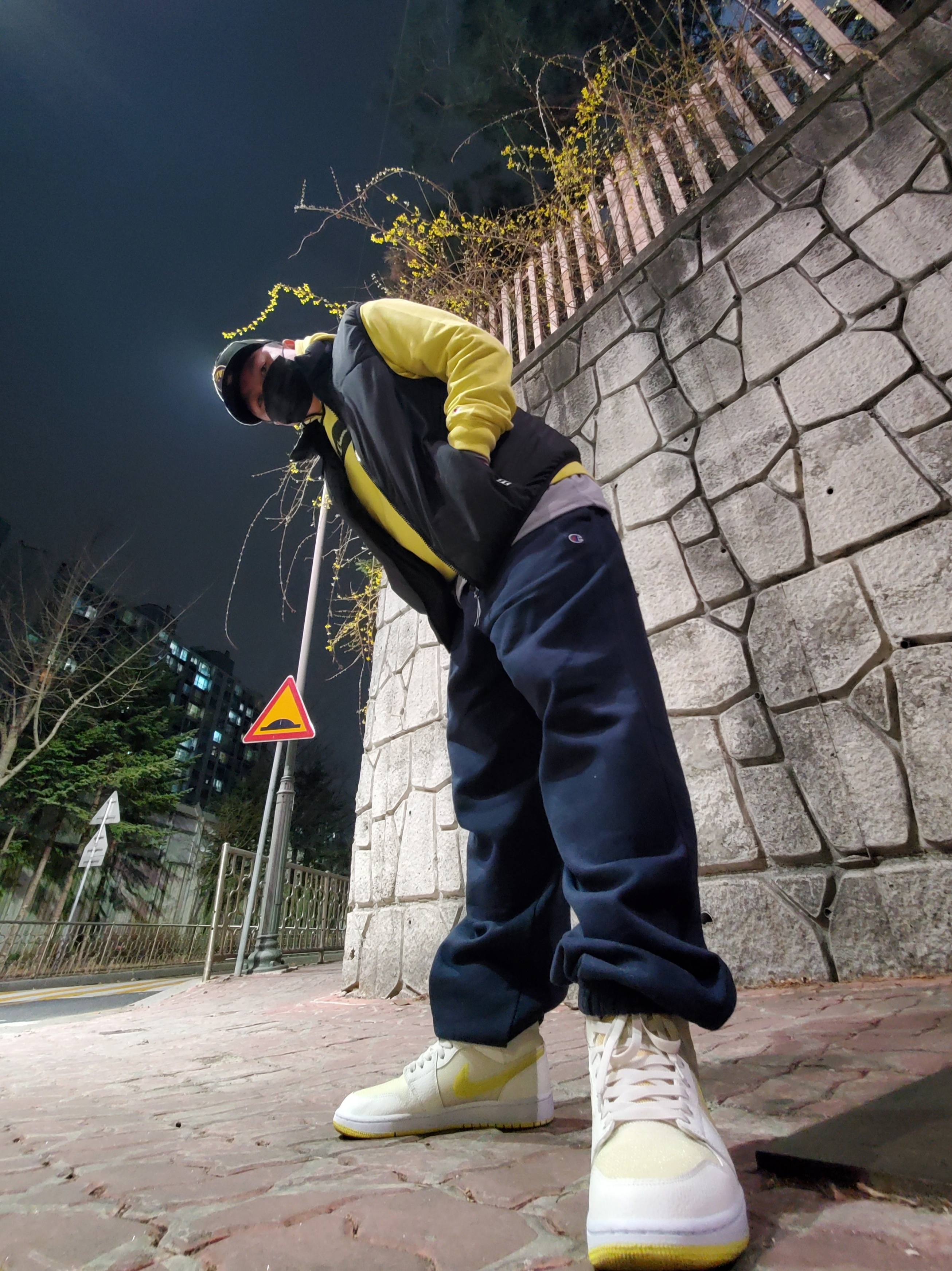 (W) Jordan 1 Mid SE Voltage Yellow 착용 스타일 - 1