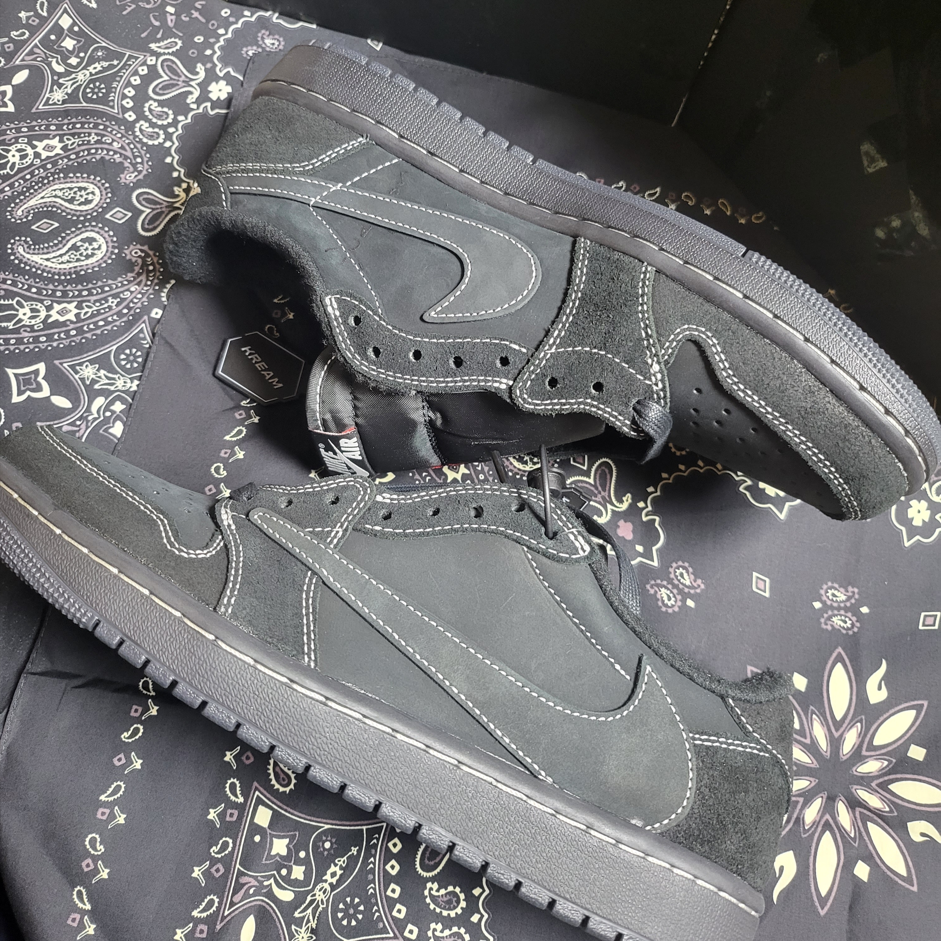 Jordan 1 x Travis Scott Retro Low OG SP Black Phantom 착용 스타일 - 3