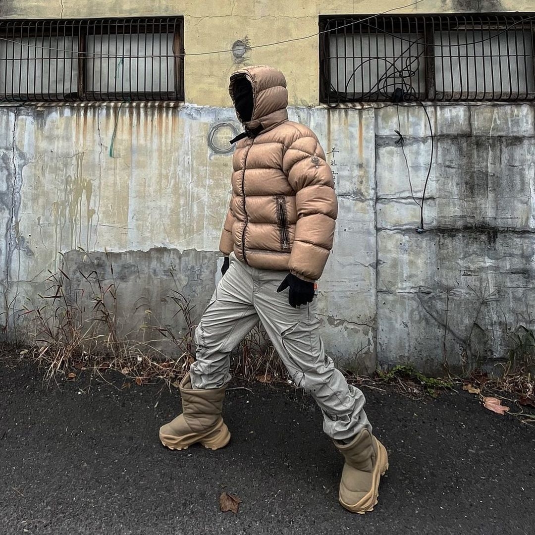 AOP Bar Tack Curve Pants Beige 착용 스타일 - 1