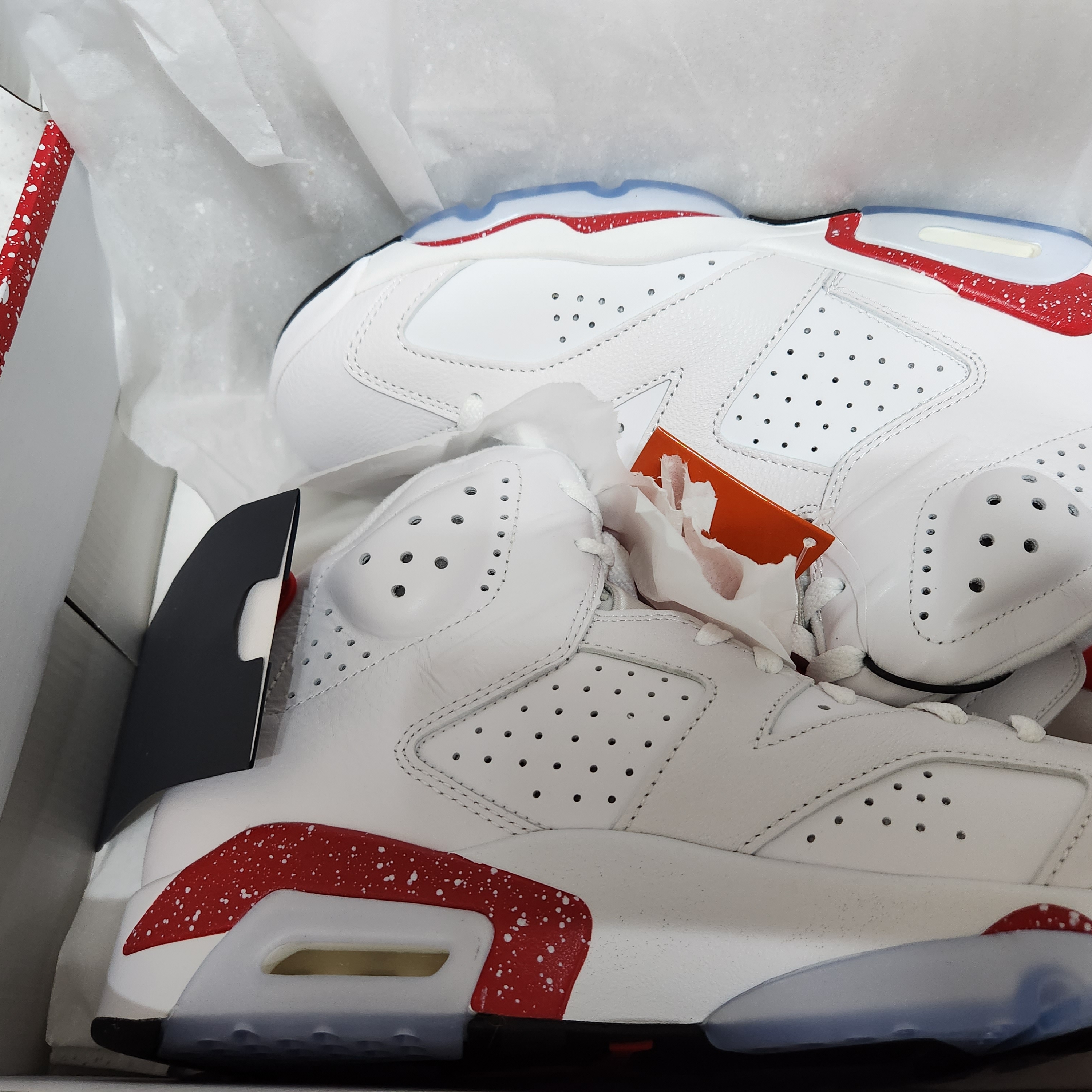 Jordan 6 Retro White and University Red 착용 스타일 - 1