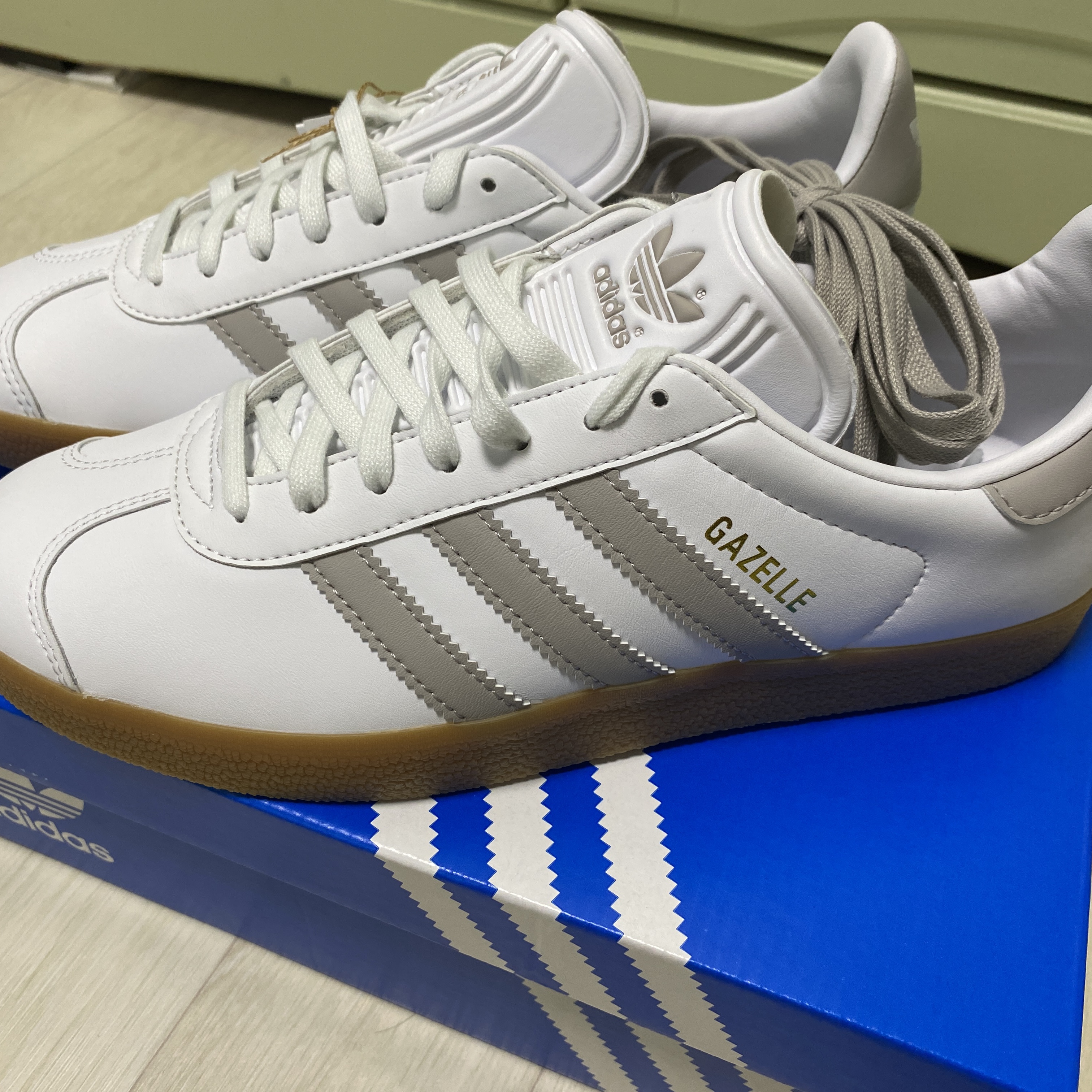 Adidas Gazelle White Grey 착용 스타일
