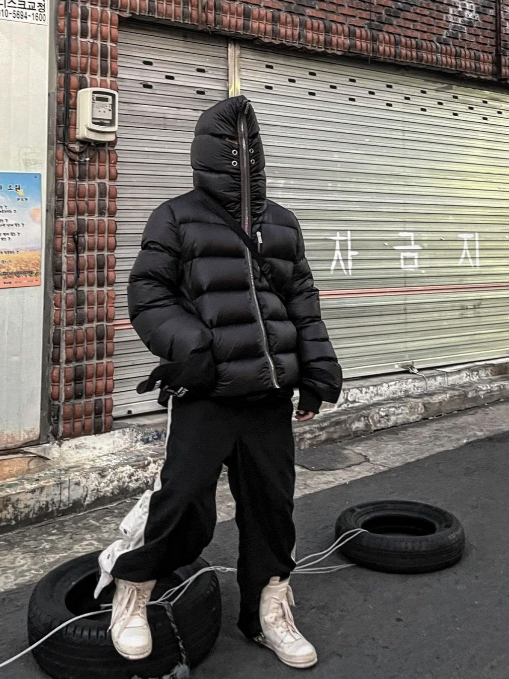 AOP Snap Track Pants Offwhite Black 착용 스타일 - 2