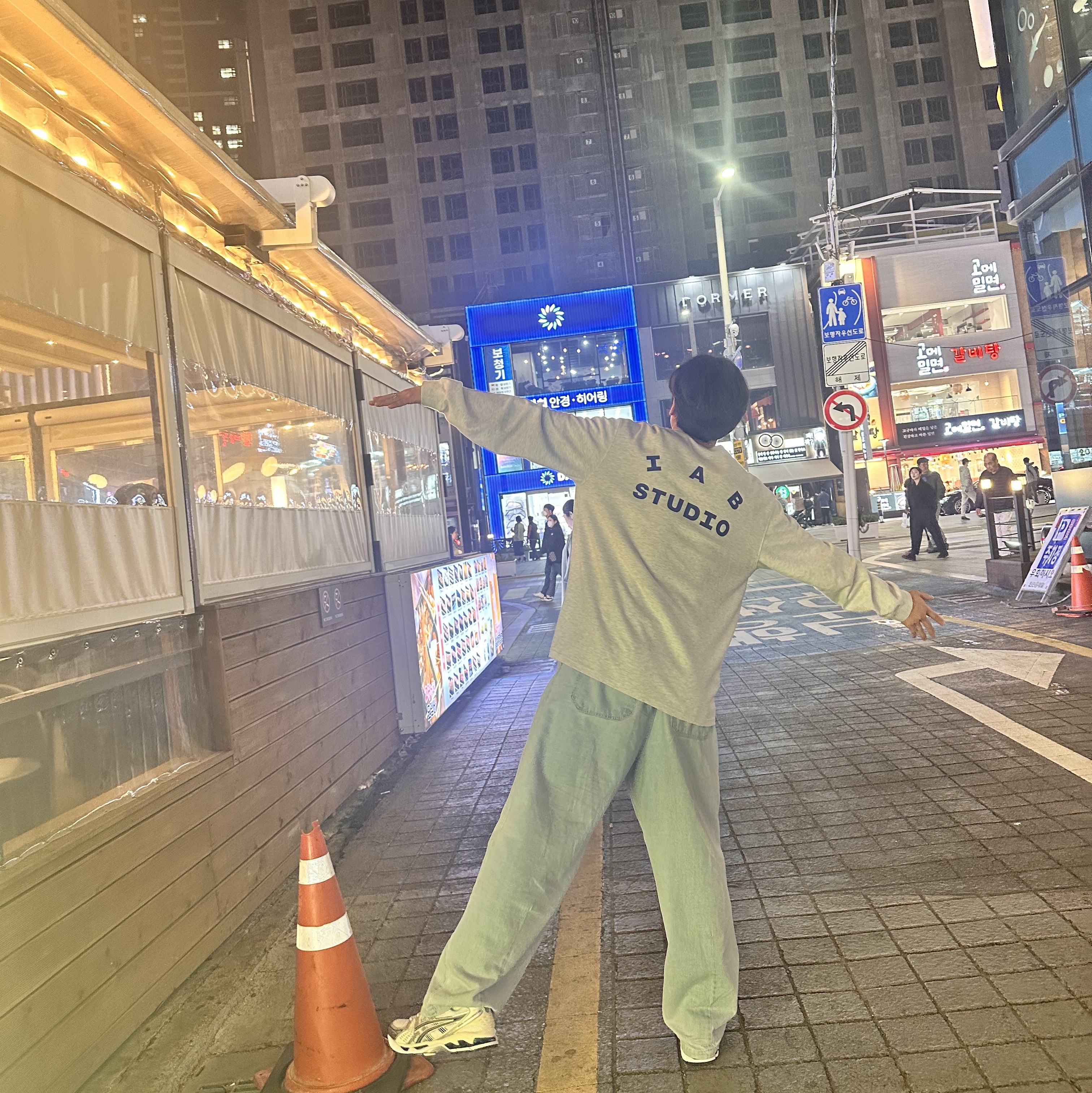 IAB Studio Long Sleeve Light Gray, (W) Asics Gel-Kayano 14 White Midnight 착용 스타일