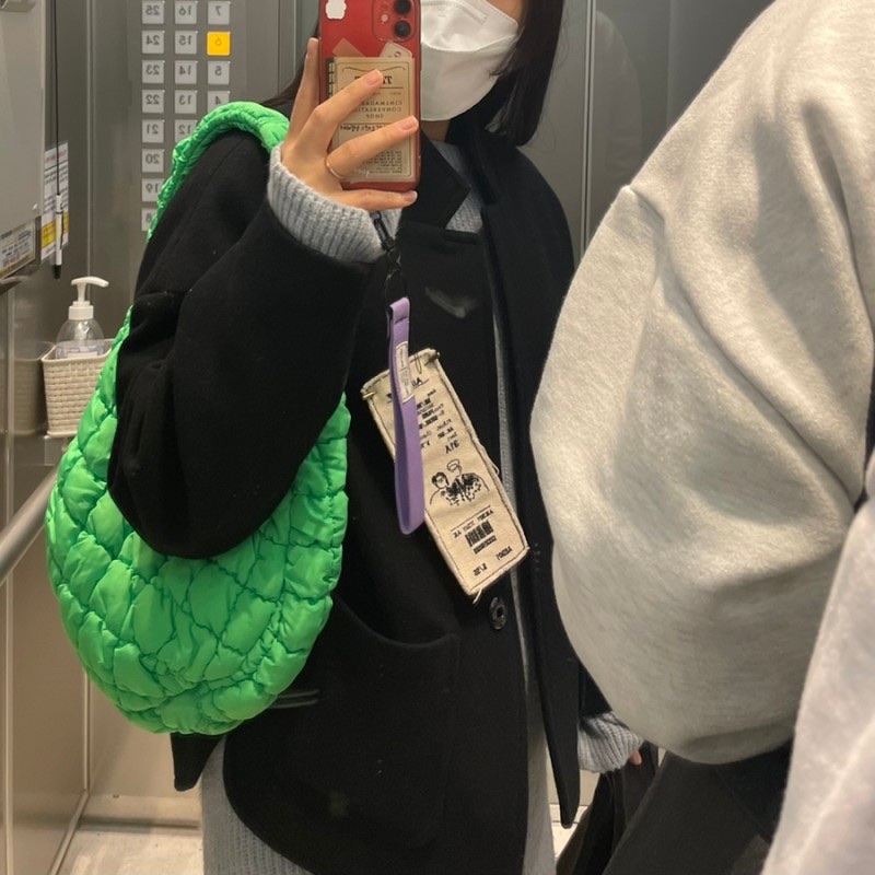 COS Quilted Mini Bag Bright Green 착용 스타일