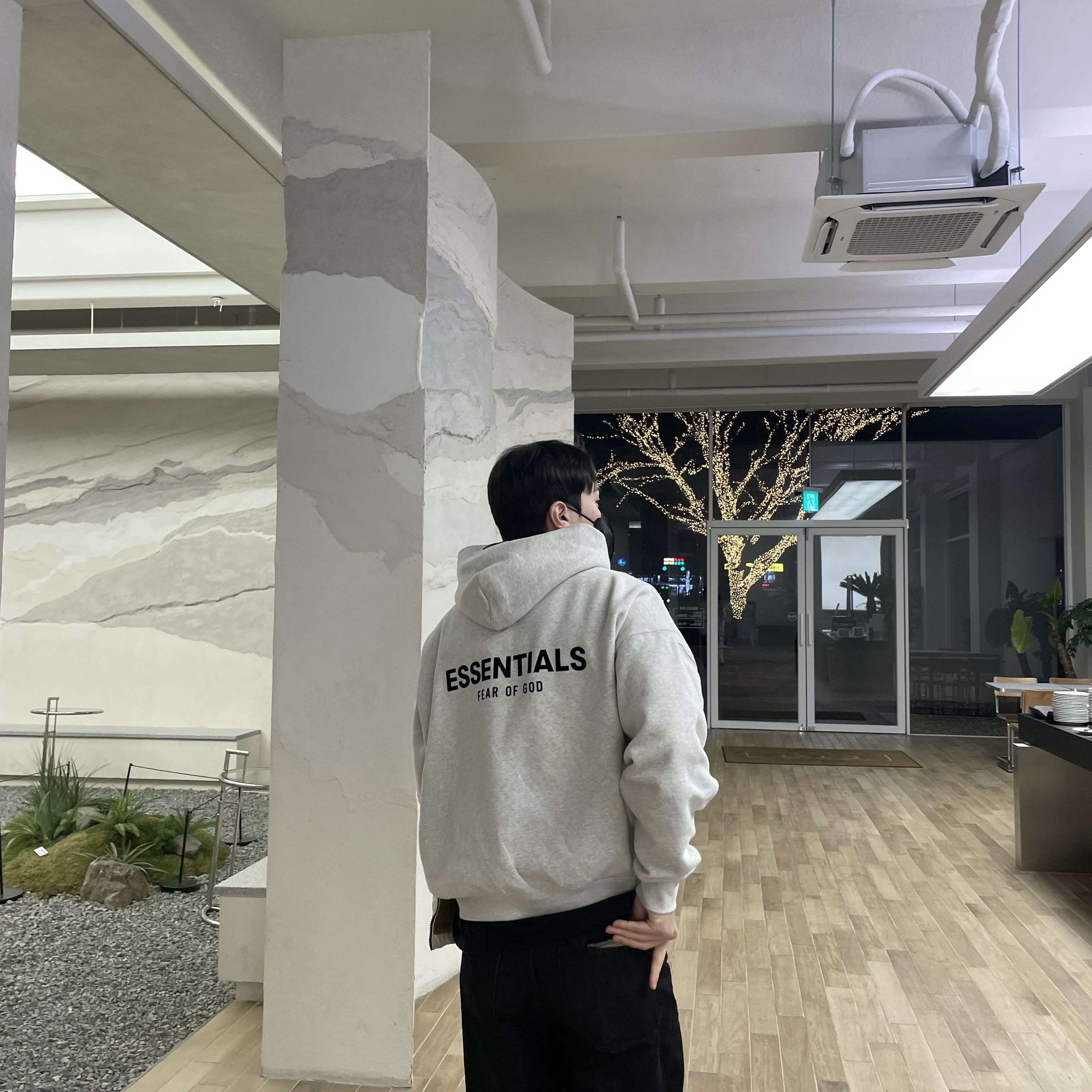 Essentials The Core Collection Hoodie Light Oatmeal 착용 스타일