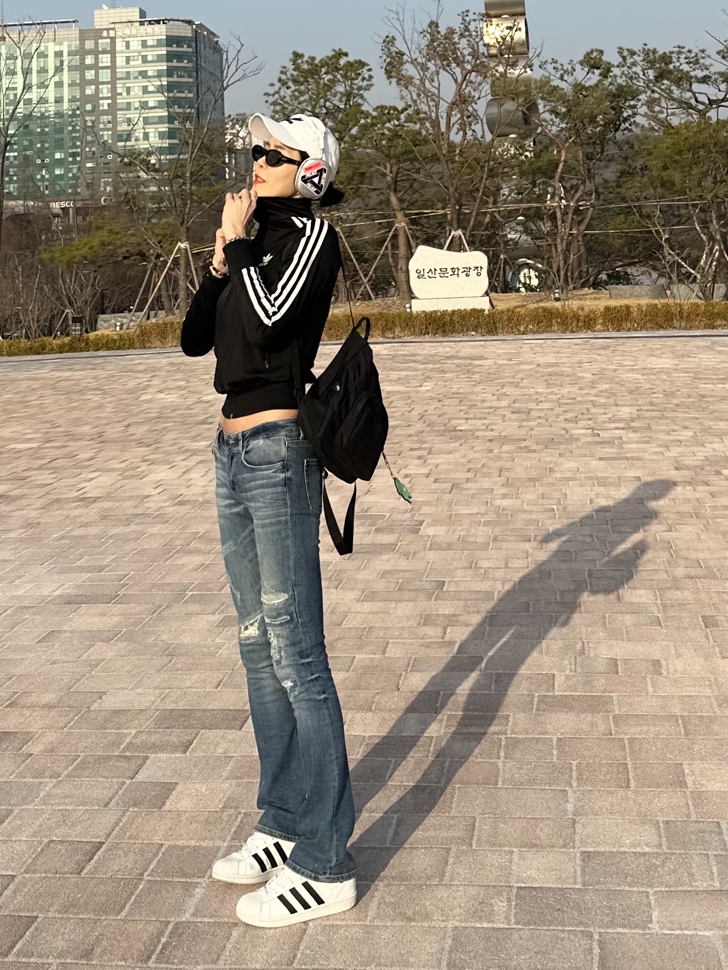 Adidas Superstar White Black, Apple AirPods Max Lightning Silver (Korean Ver.) 착용 스타일 - 3