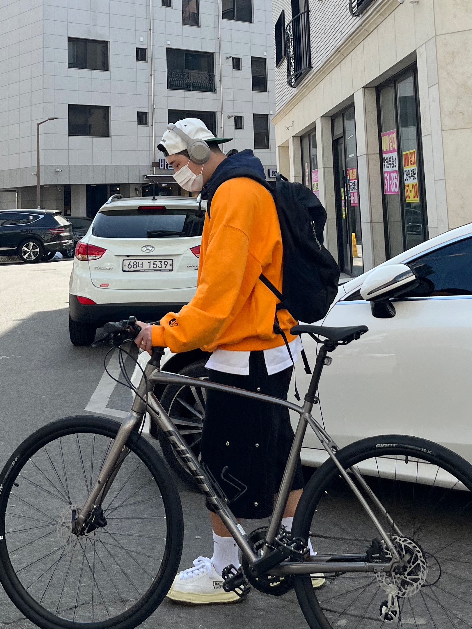 Maison Mihara Yasuhiro Blakey VL OG Sole Canvas Low-top Sneakers White, Sony WH-1000XM4 Platinum Silver (Korean Ver.) 착용 스타일 - 1