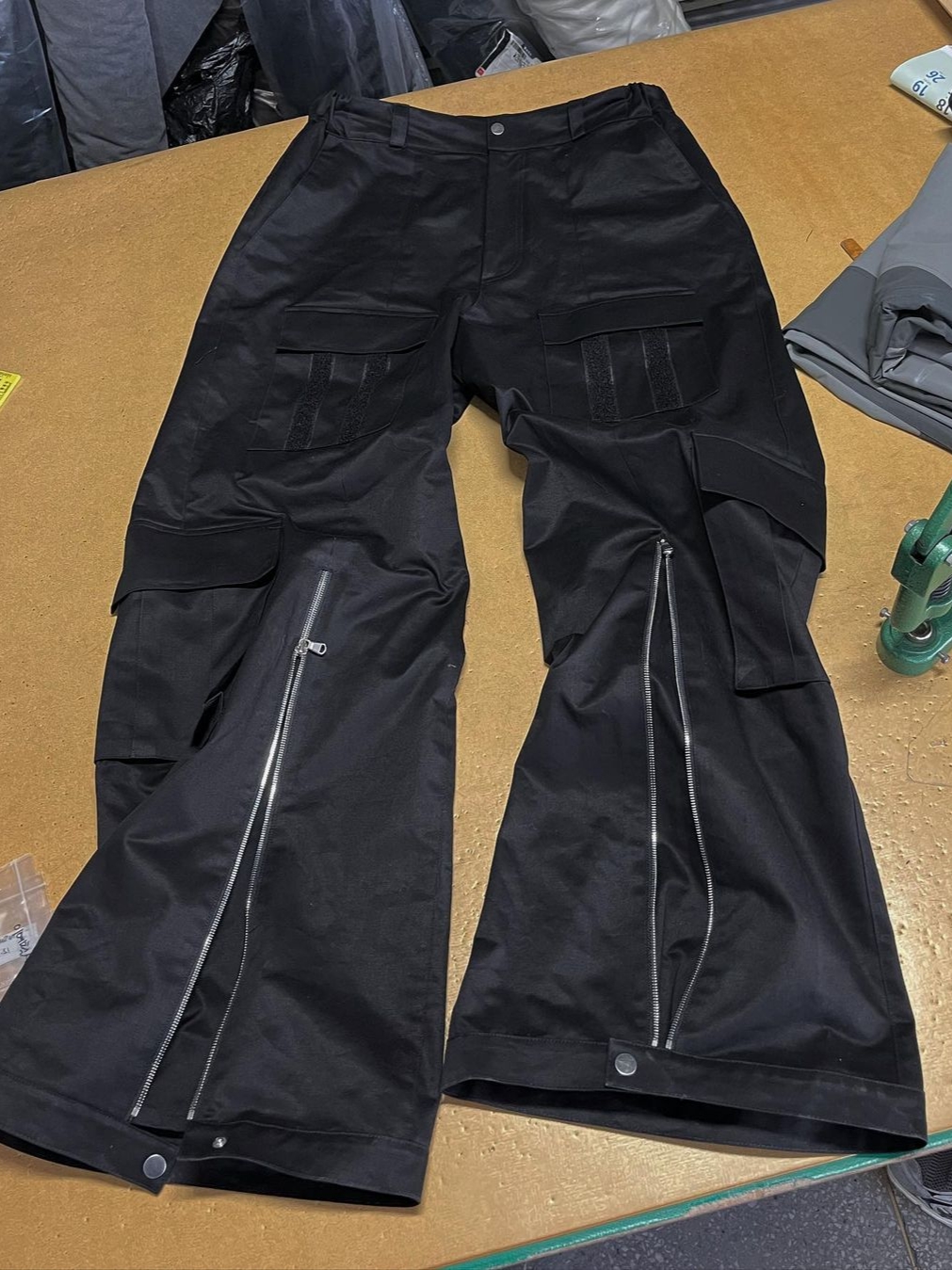 [KREAM 단독] AOP Tetsdo 6 Rail Cargo Pants Black 착용 스타일 - 3