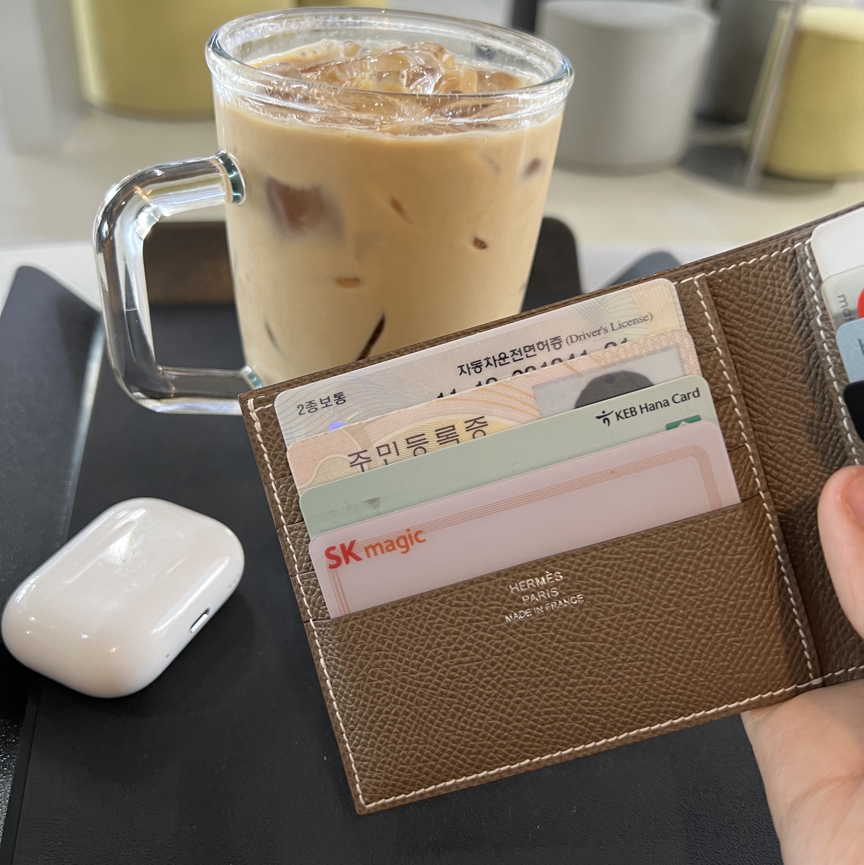 Hermes MC² Copernic Wallet Epsom & Etoupe 착용 스타일 - 1