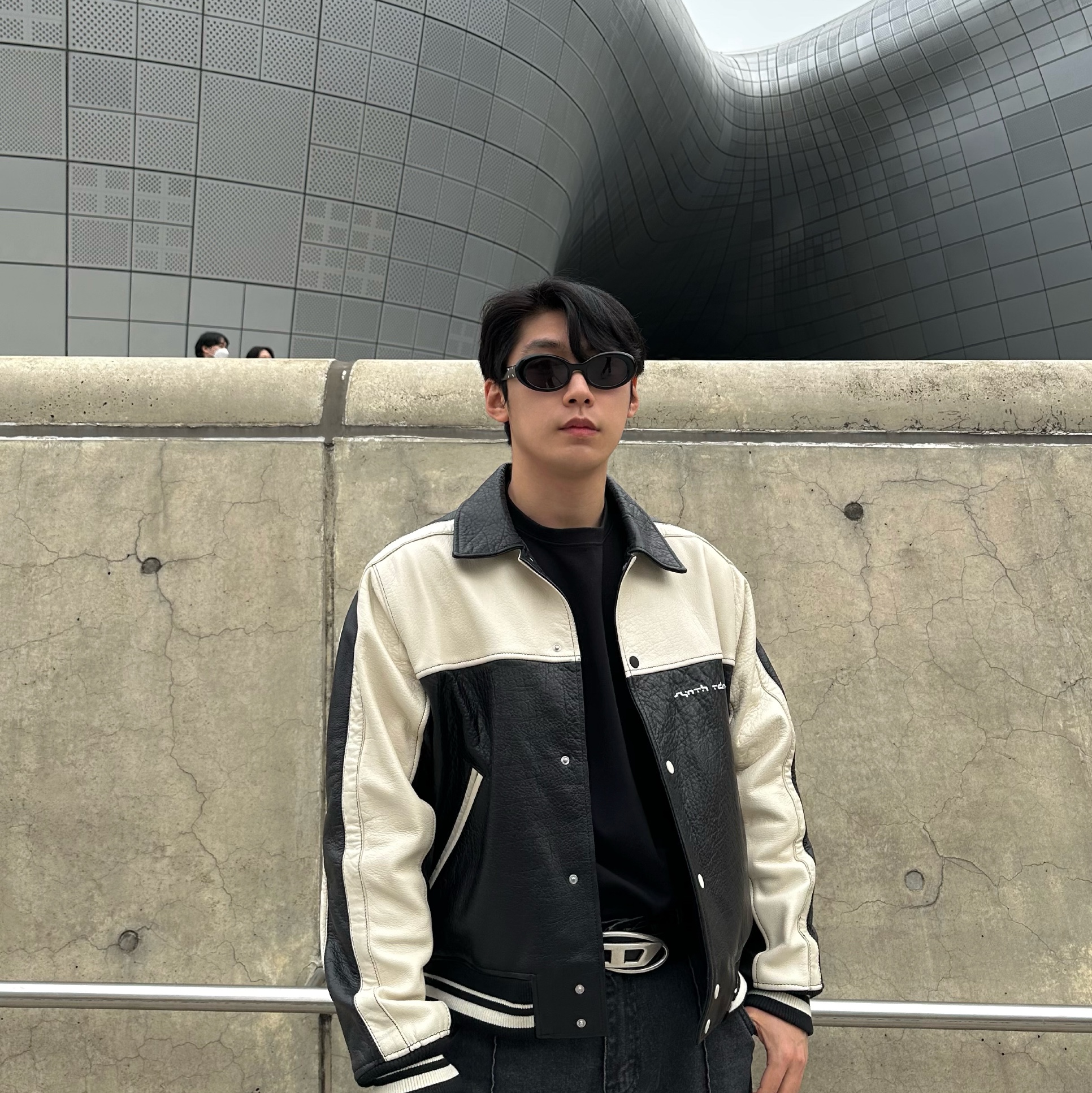 Gentle Monster x Maison Margiela MM005 Black Black, Diesel B-1DR Leather Belt with D Buckle Black 착용 스타일 - 1
