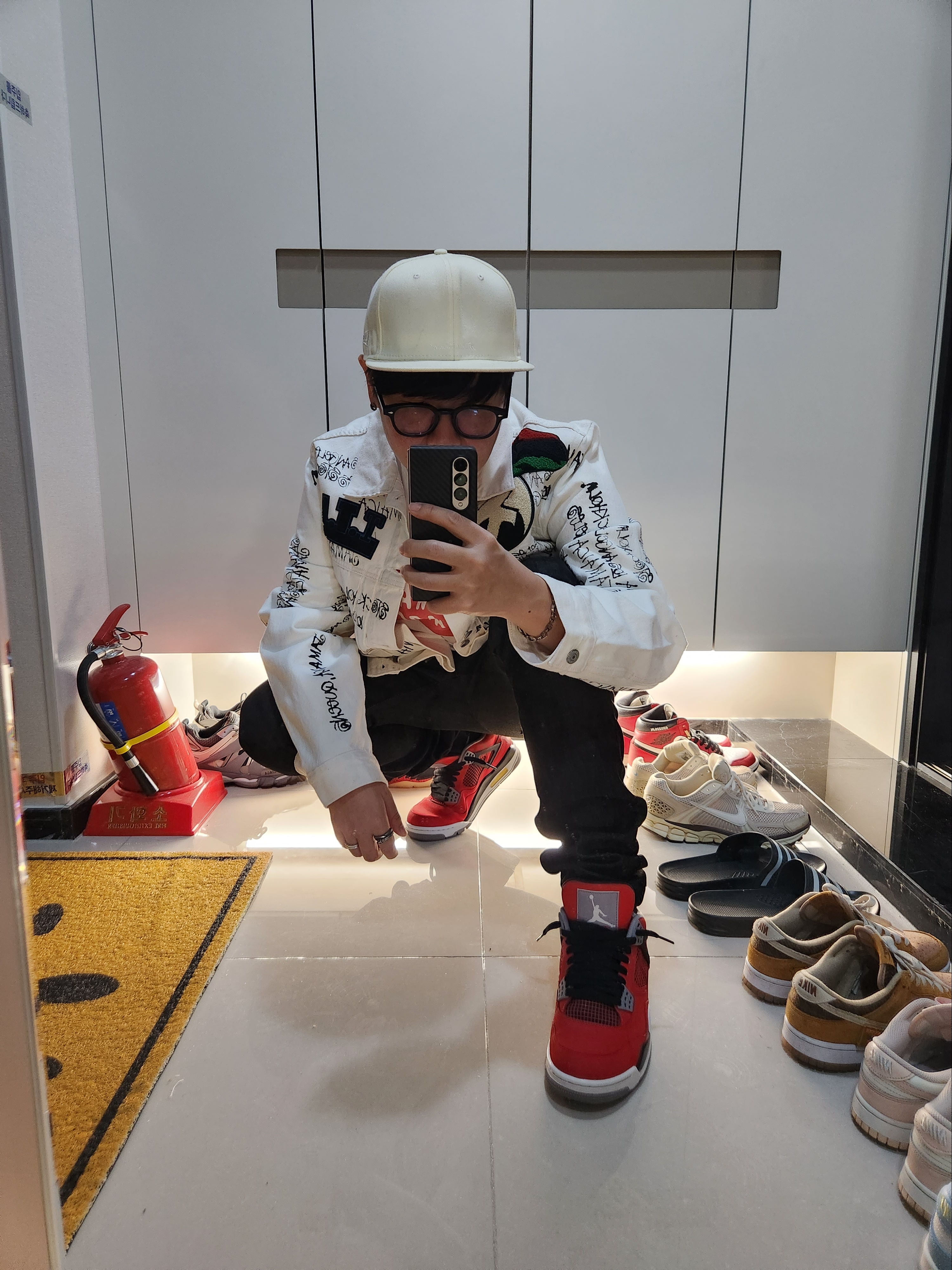Jordan 4 Retro Toro Bravo, Stussy x Our Legacy x Denim Tears TTL Denim Jacket White 착용 스타일 - 2