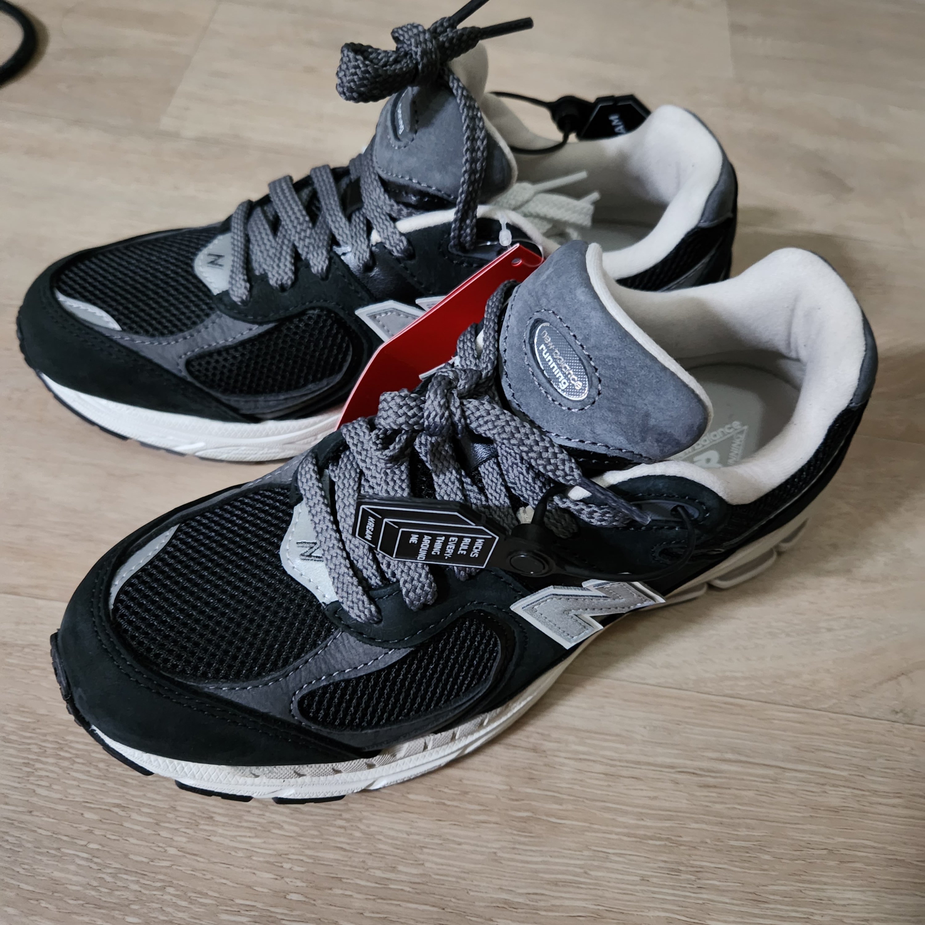 New Balance 2002R Premium Vintage Black 착용 스타일