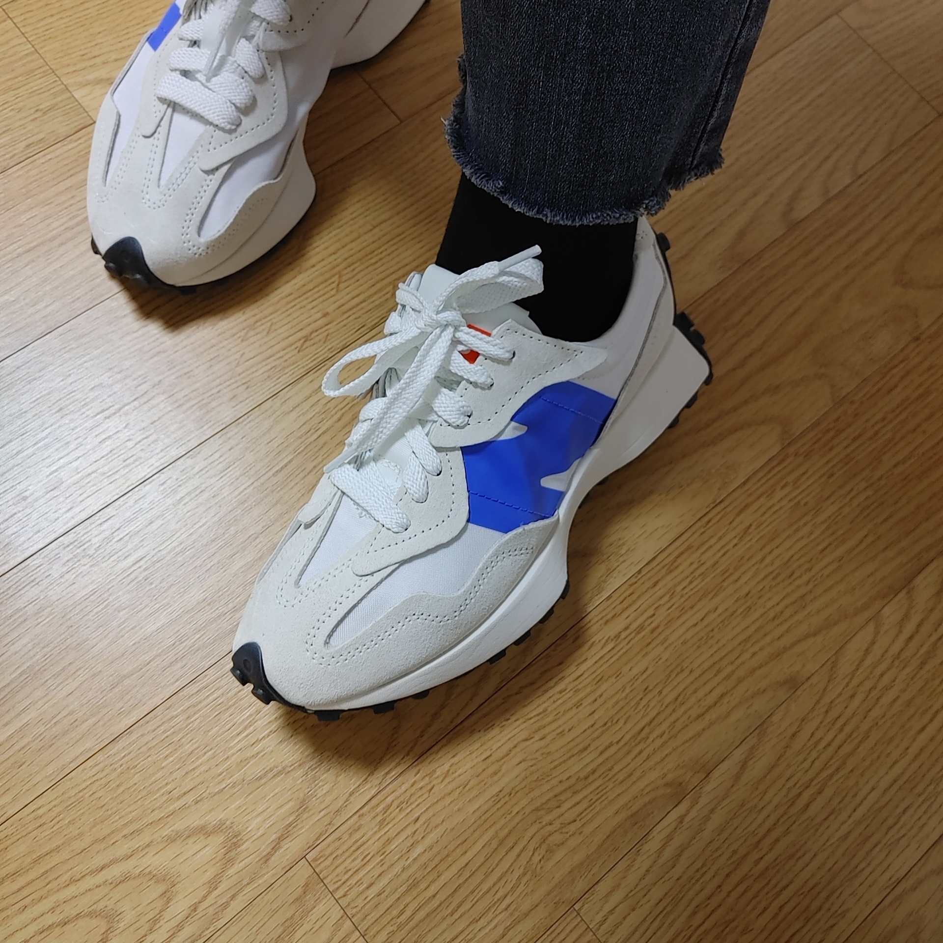New Balance 327 White Blue 착용 스타일
