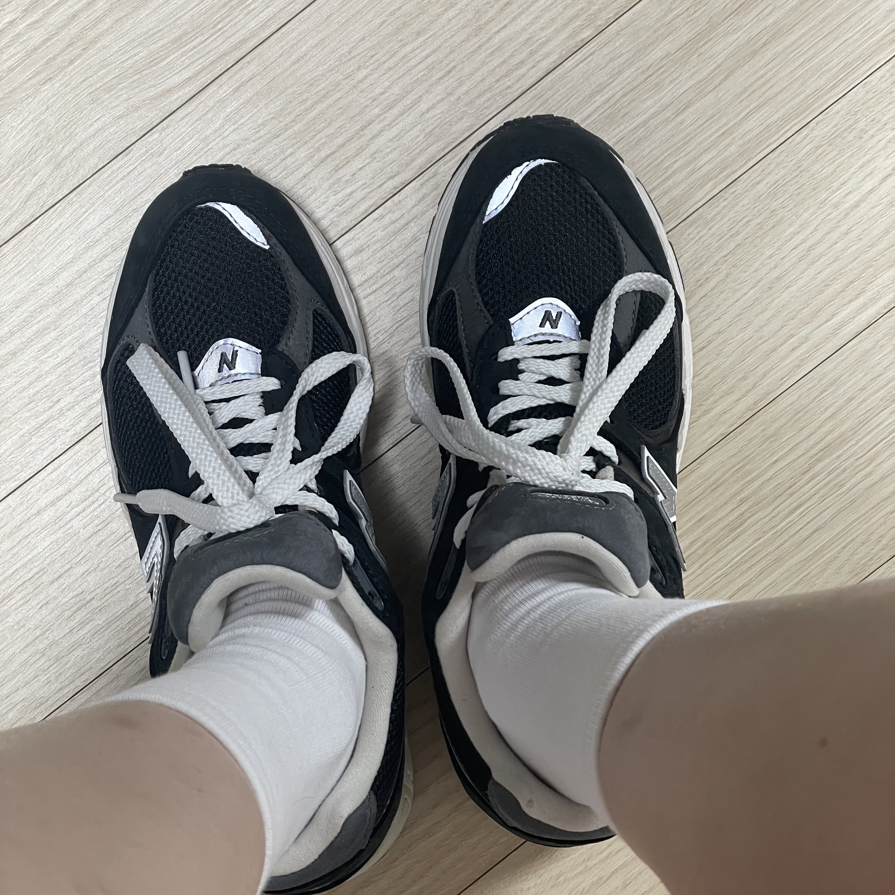 New Balance 2002R Premium Vintage Black 착용 스타일 - 2