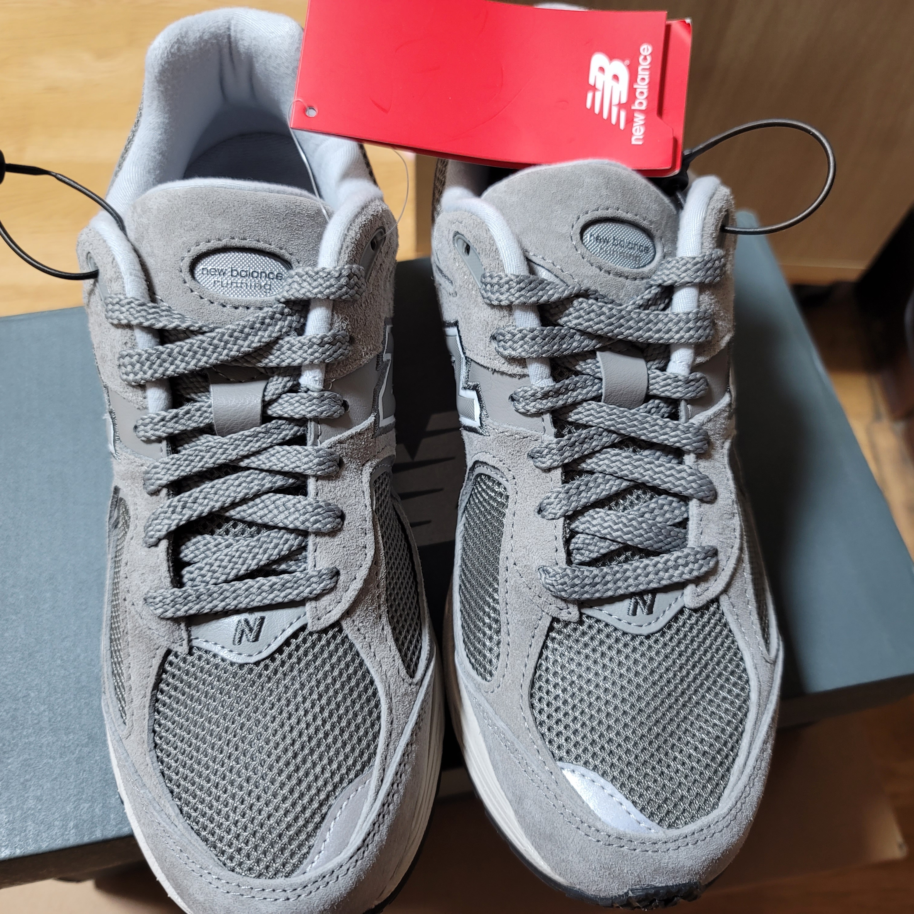 New Balance 2002R Grey 착용 스타일 - 2