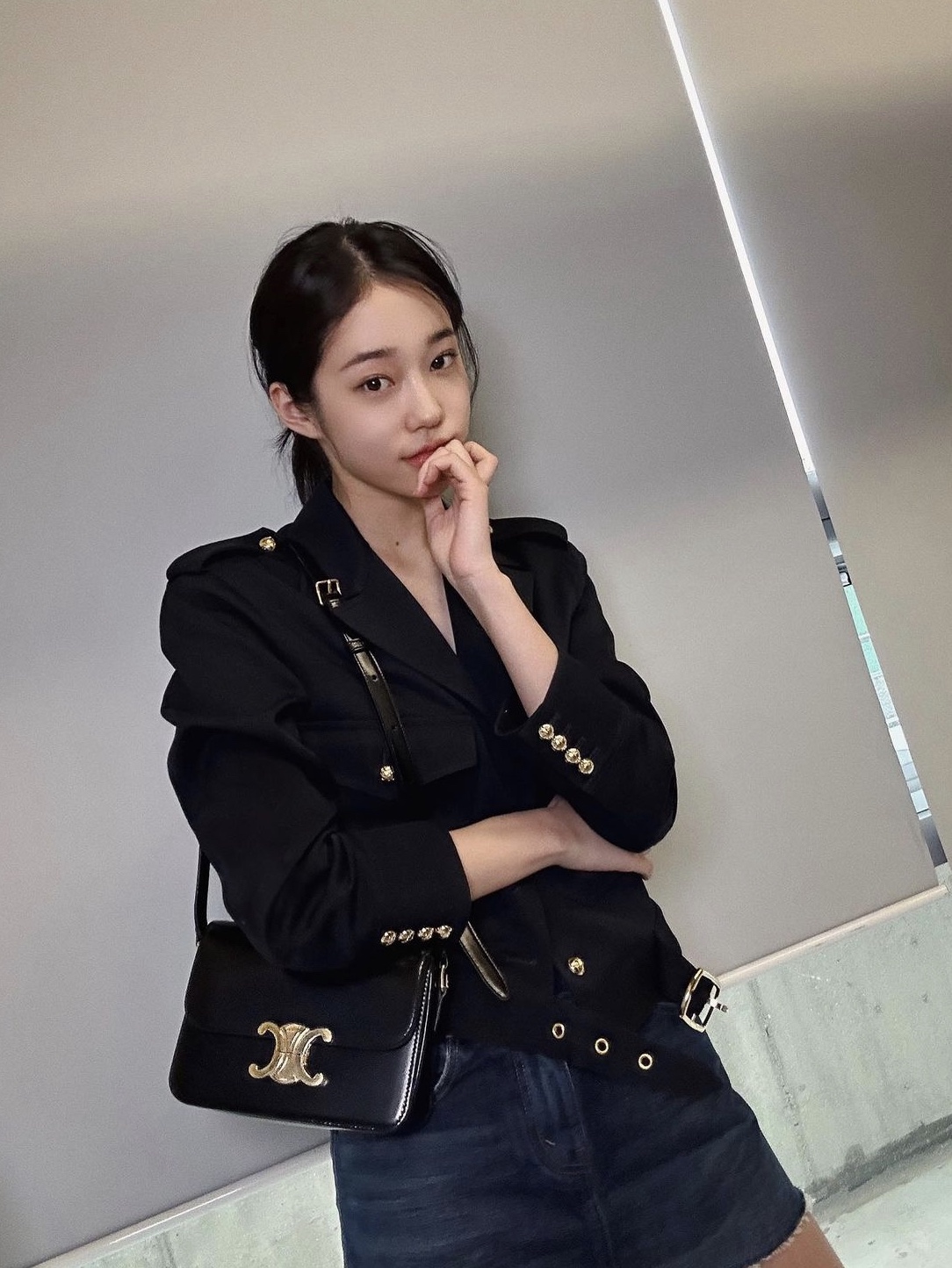 Celine Teen Triomphe Bag in Shiny Calfskin Black 착용 스타일 - 1