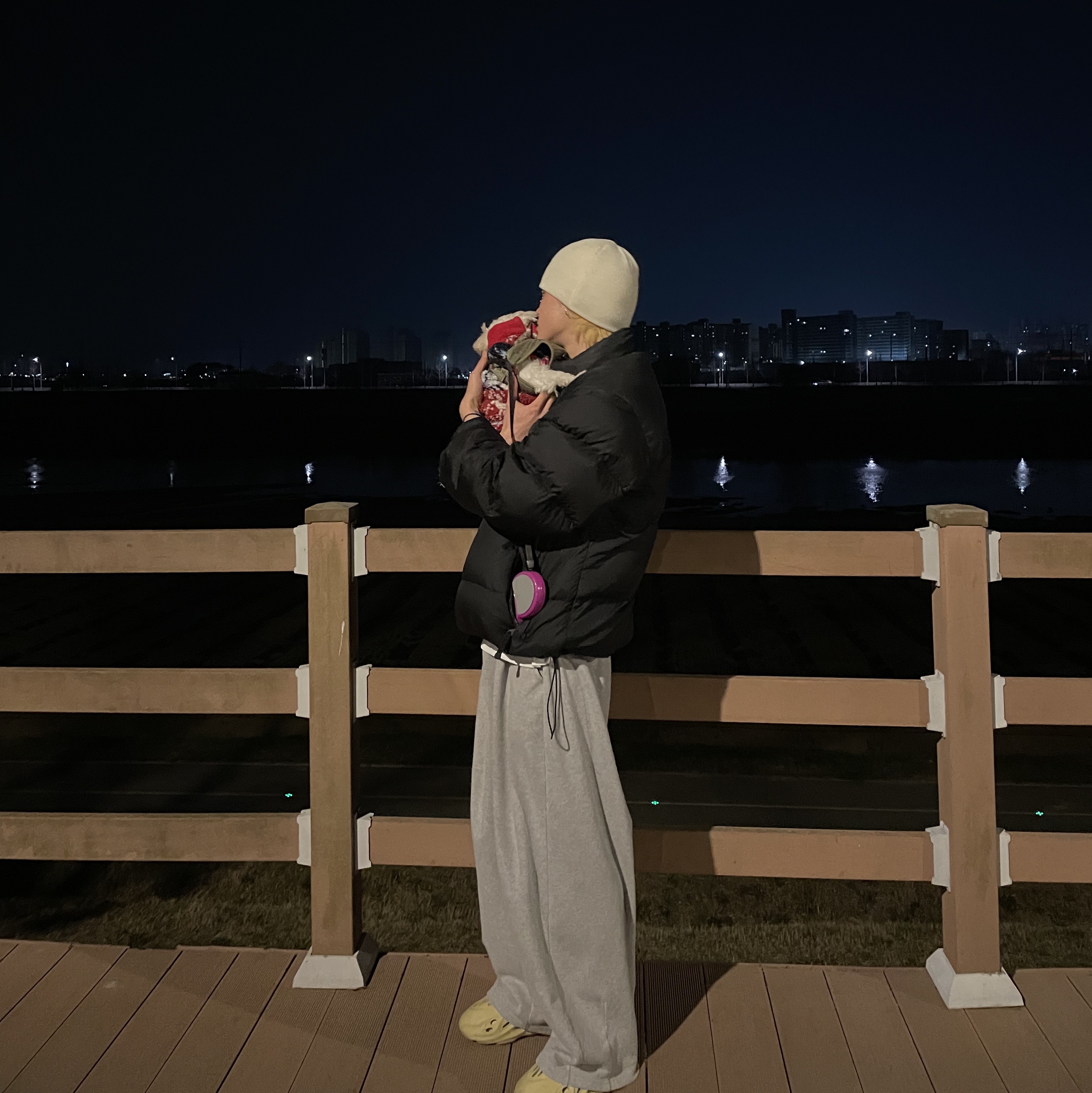 Stussy Debossed Stock Logo Beanie Bone, Adidas Yeezy Foam RNNR Sulfur 착용 스타일 - 1