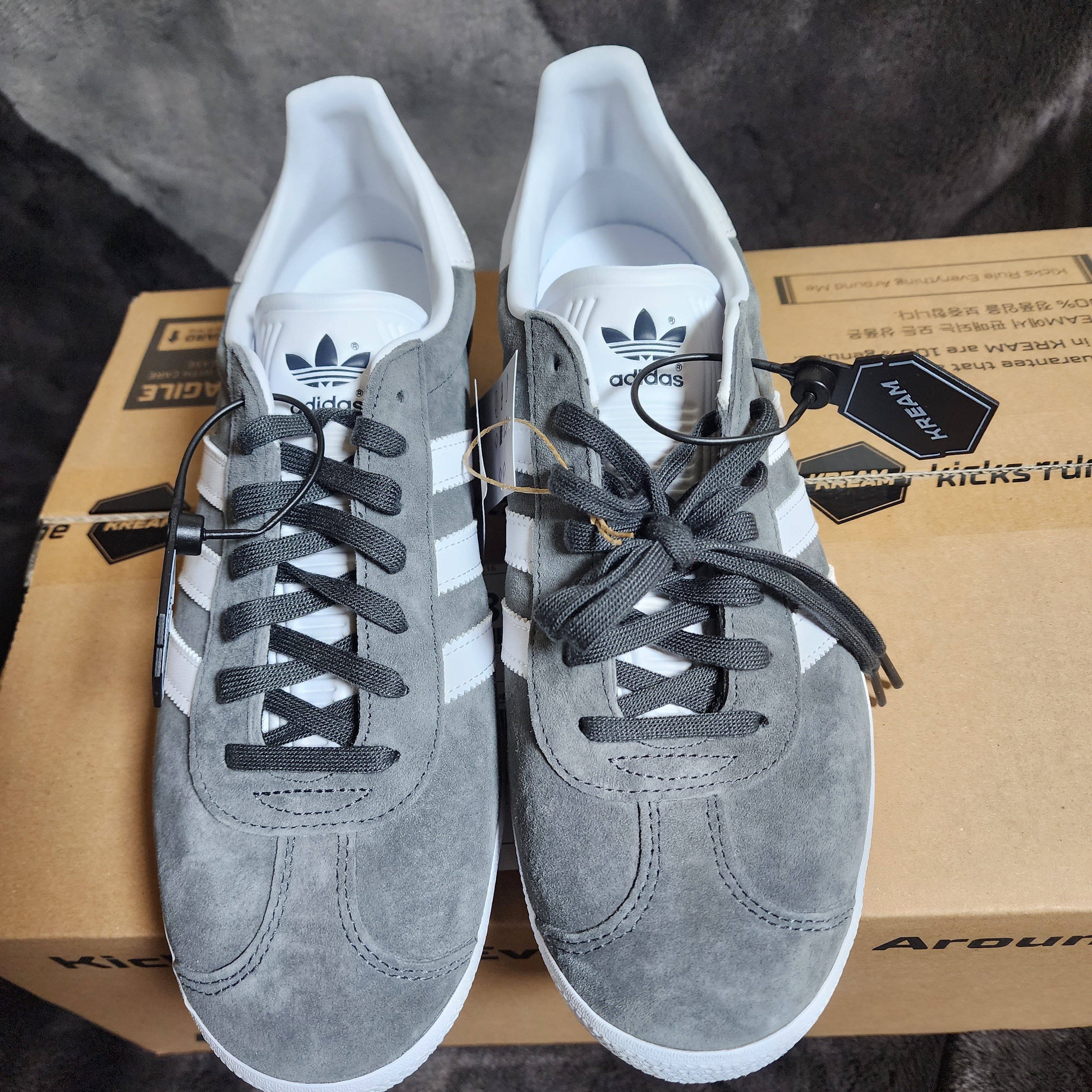 Adidas Gazelle Solid Grey 착용 스타일 - 1
