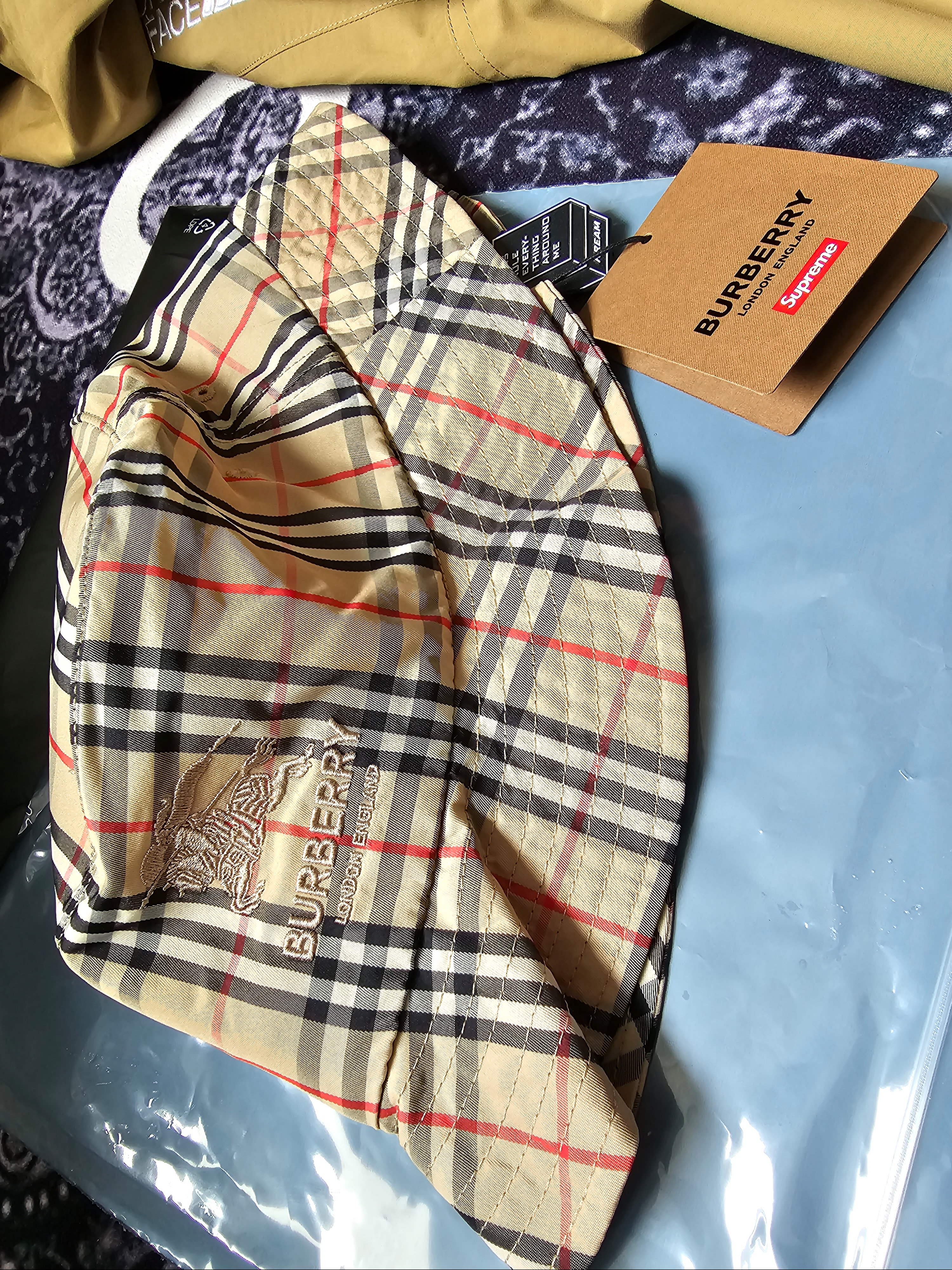 Supreme x Burberry Crusher Beige - 22SS 착용 스타일