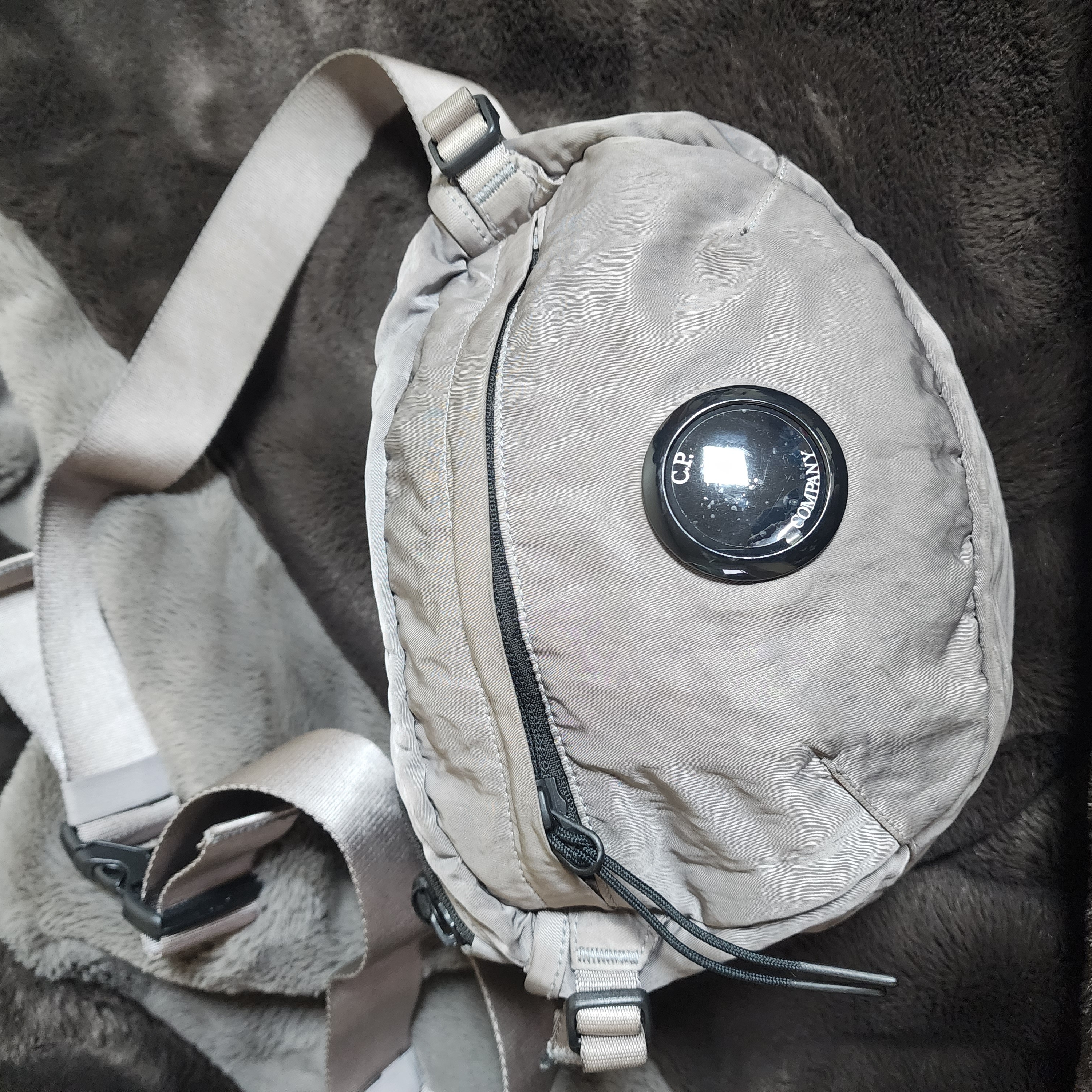 C.P. Company Nylon B Crossbody Pack Metal Grey - 22FW 착용 스타일 - 2
