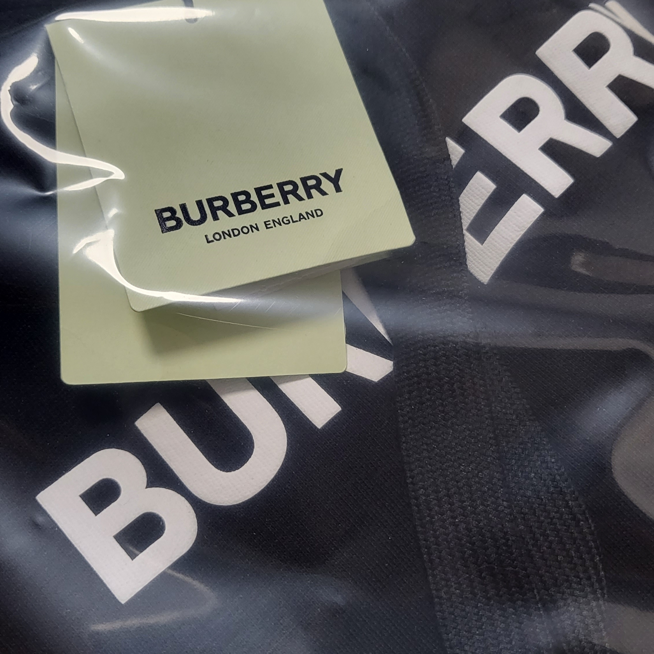 Burberry Logo Print Cotton Hoodie Black 착용 스타일