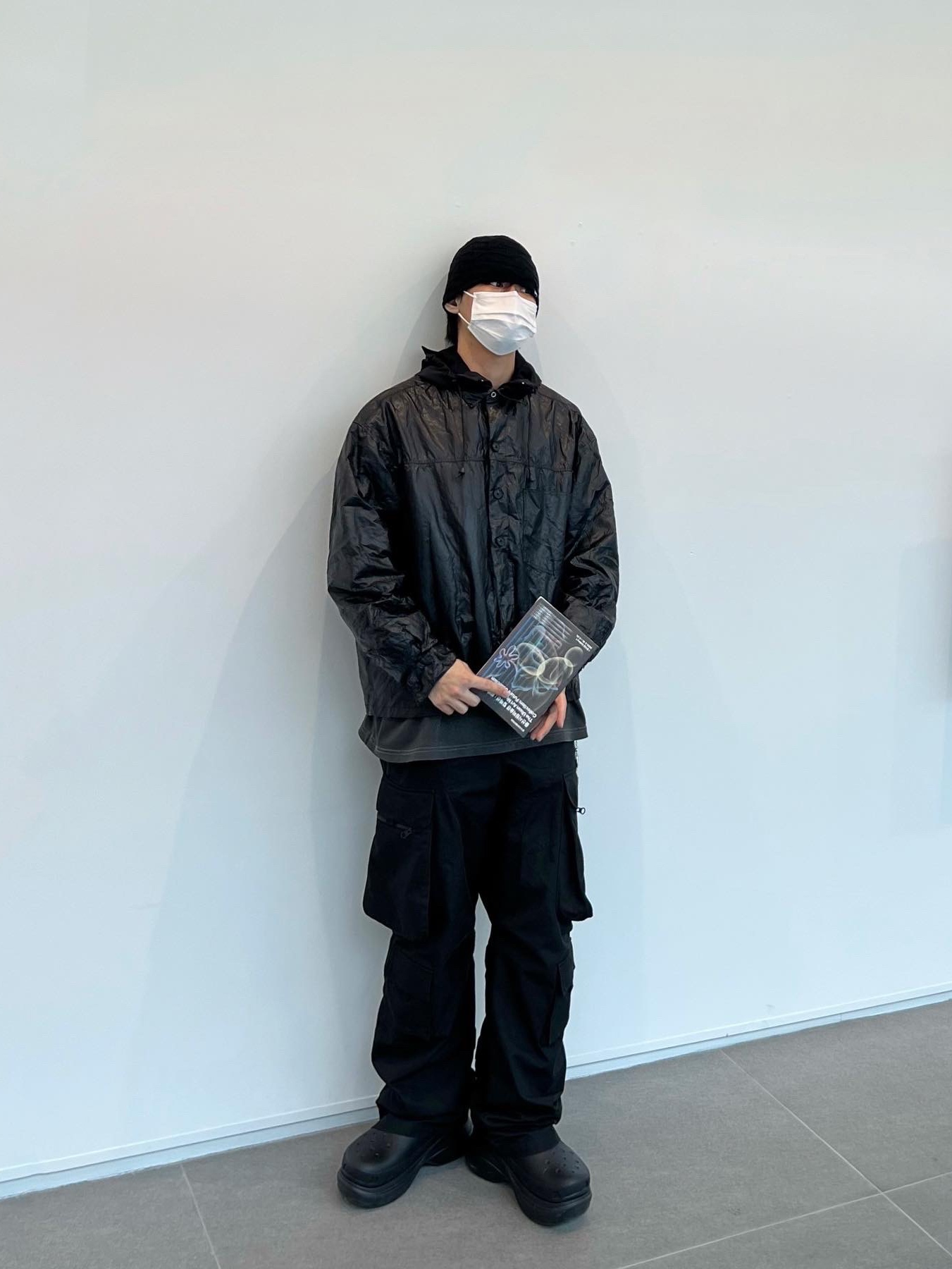 Balenciaga x Crocs Rubber Boot Black 착용 스타일 - 1