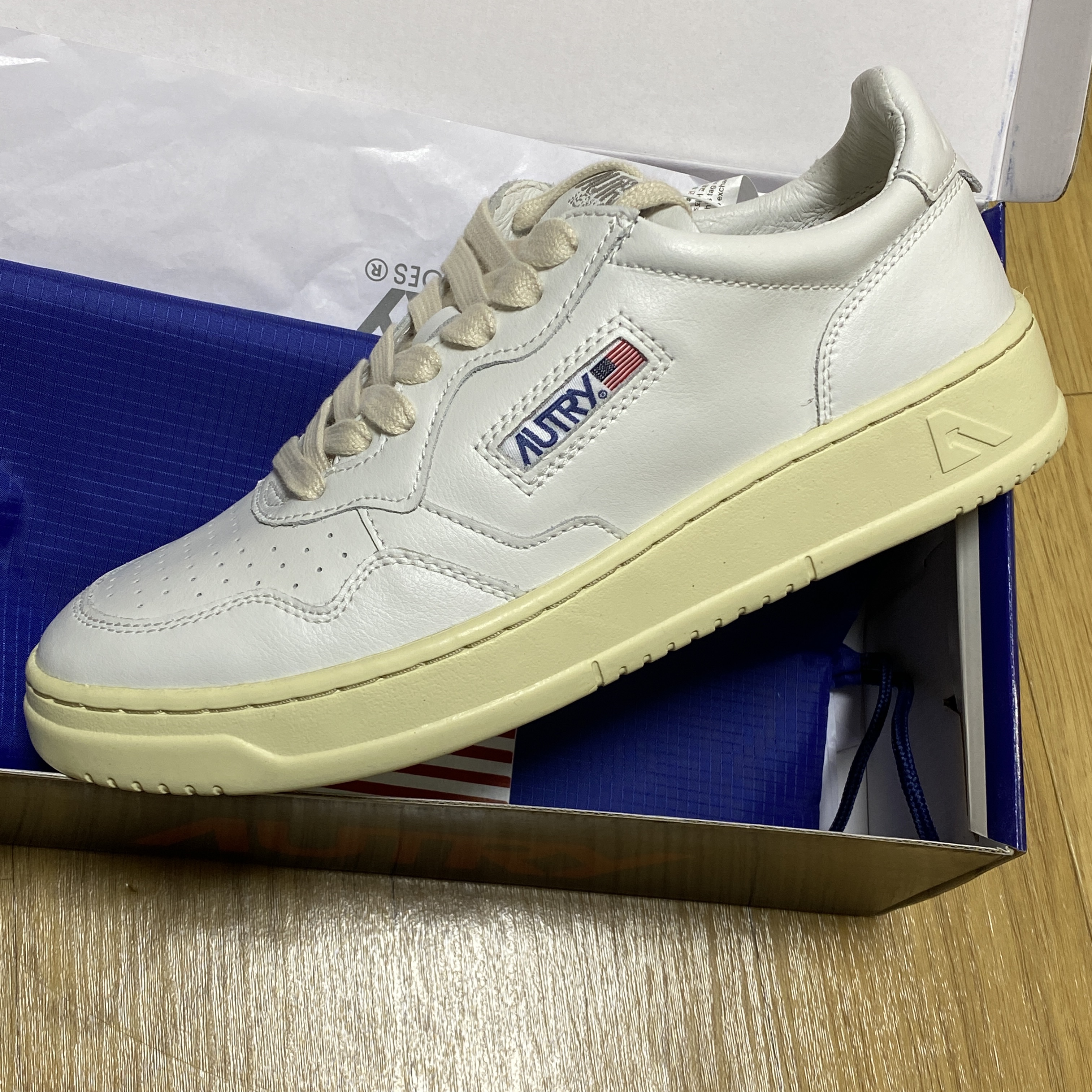 Autry Medalist Low Leather Sneakers White 착용 스타일