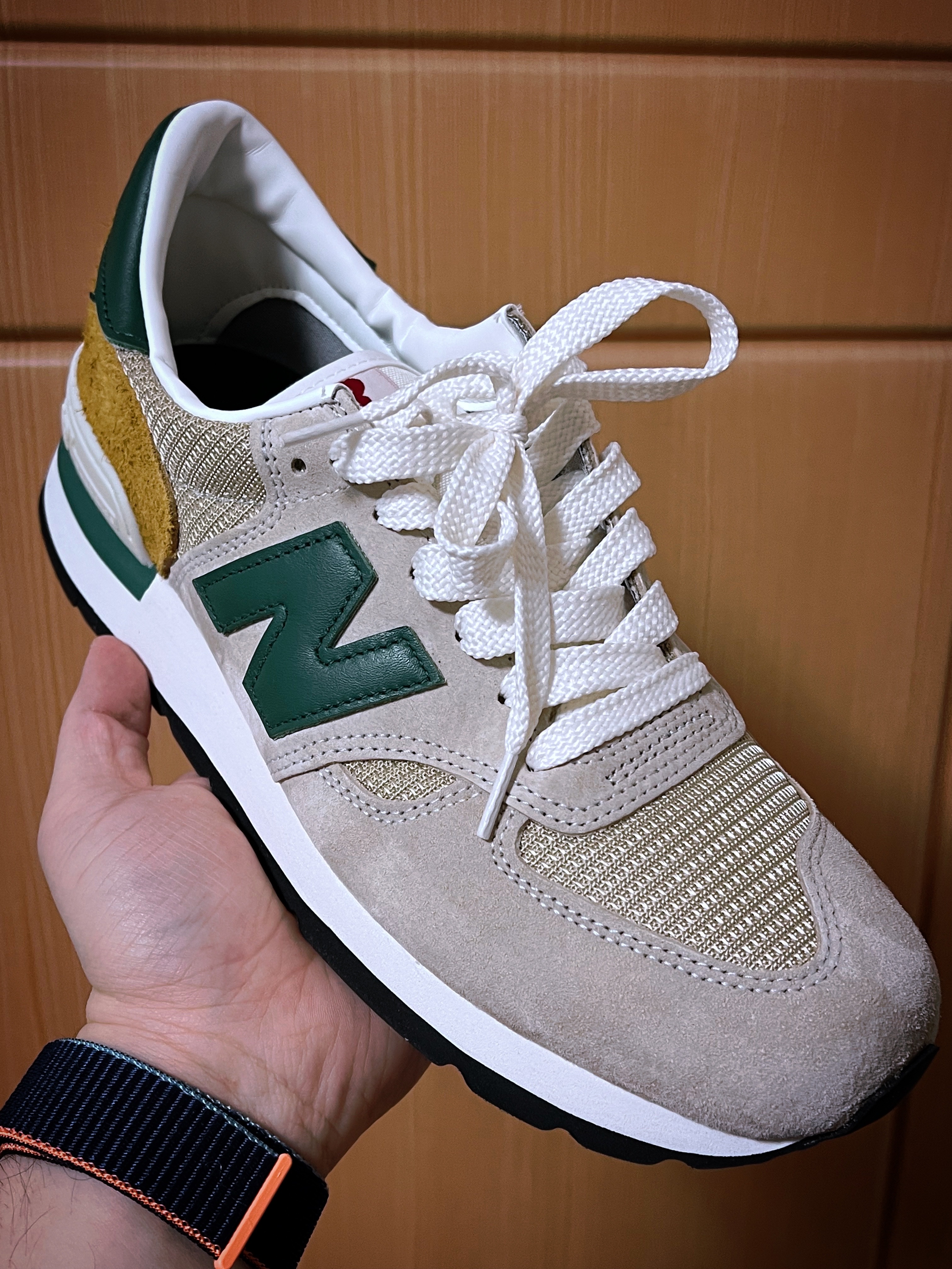 New Balance 990v1 Tan Green 착용 스타일 - 1