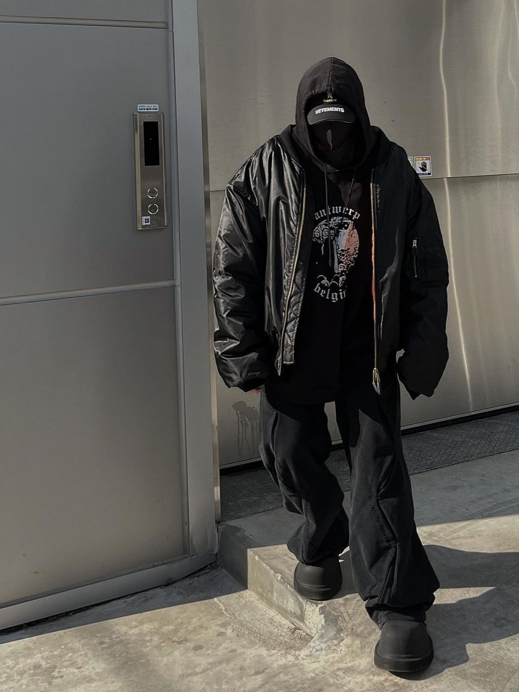 AOP Large Fit Curve Pants Stone Black 착용 스타일 - 1