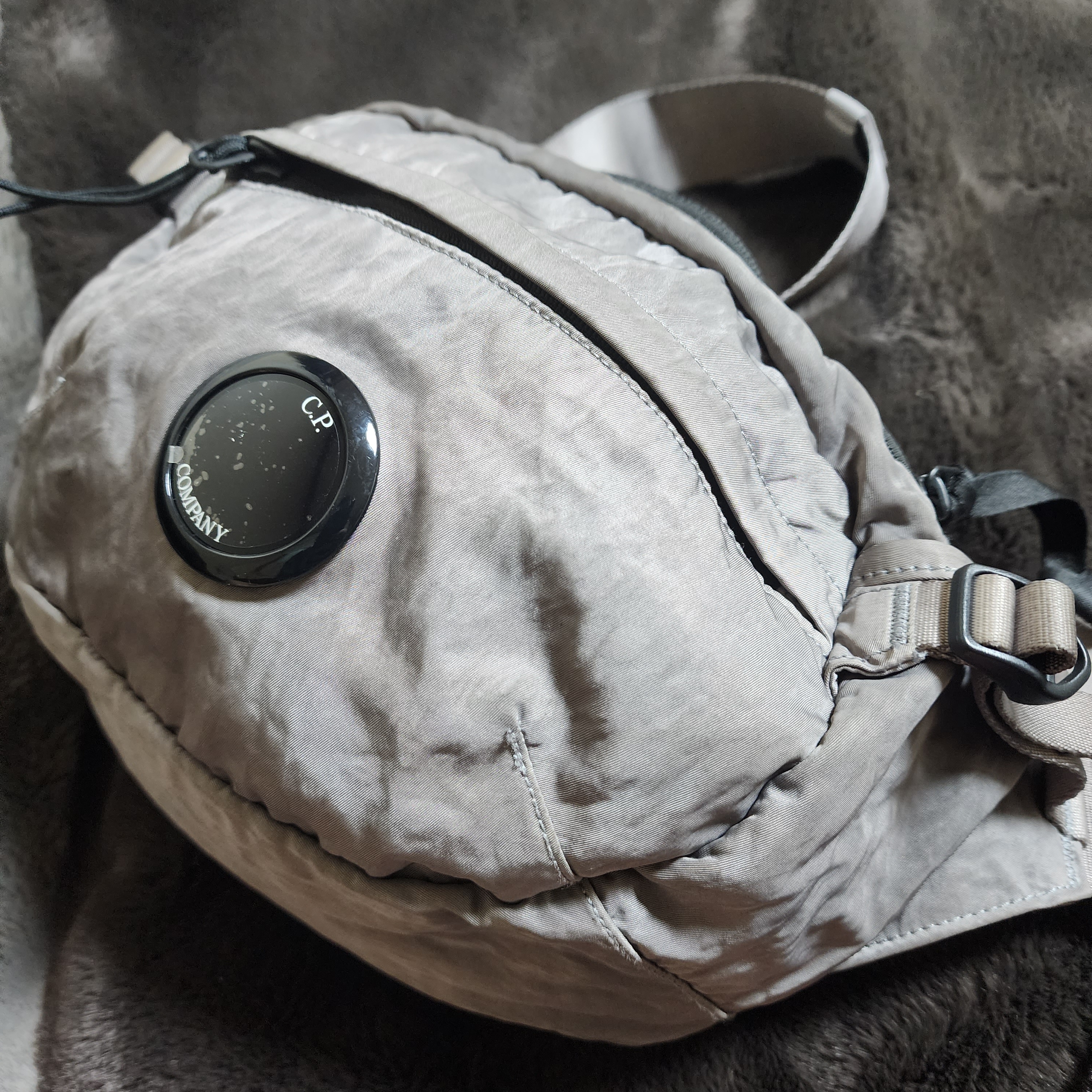 C.P. Company Nylon B Crossbody Pack Metal Grey - 22FW 착용 스타일 - 1