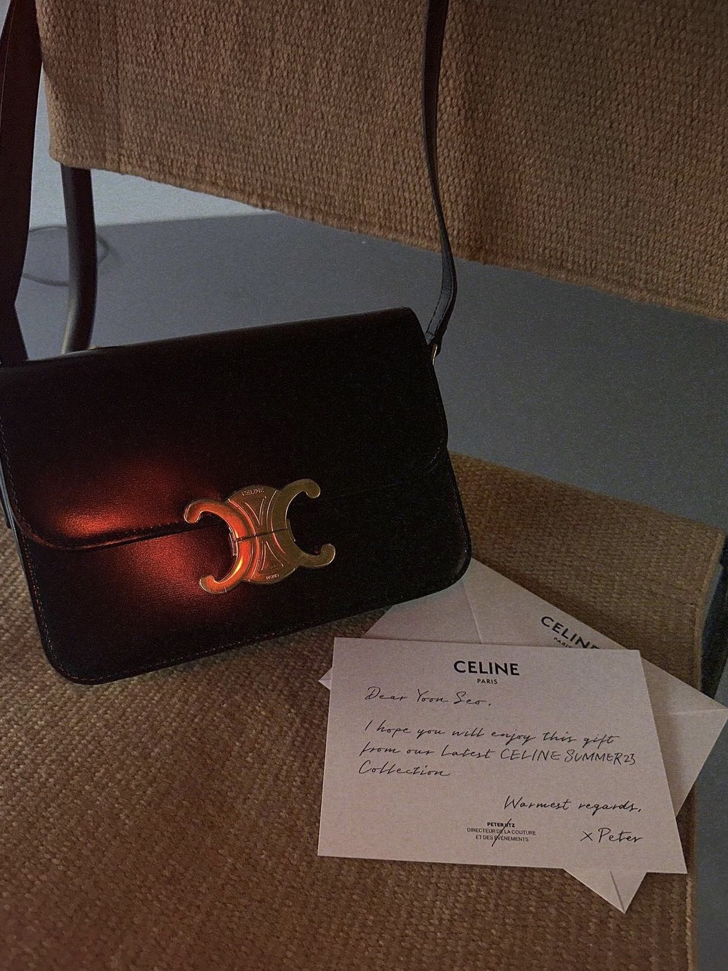 Celine Teen Triomphe Bag in Shiny Calfskin Black 착용 스타일 - 2