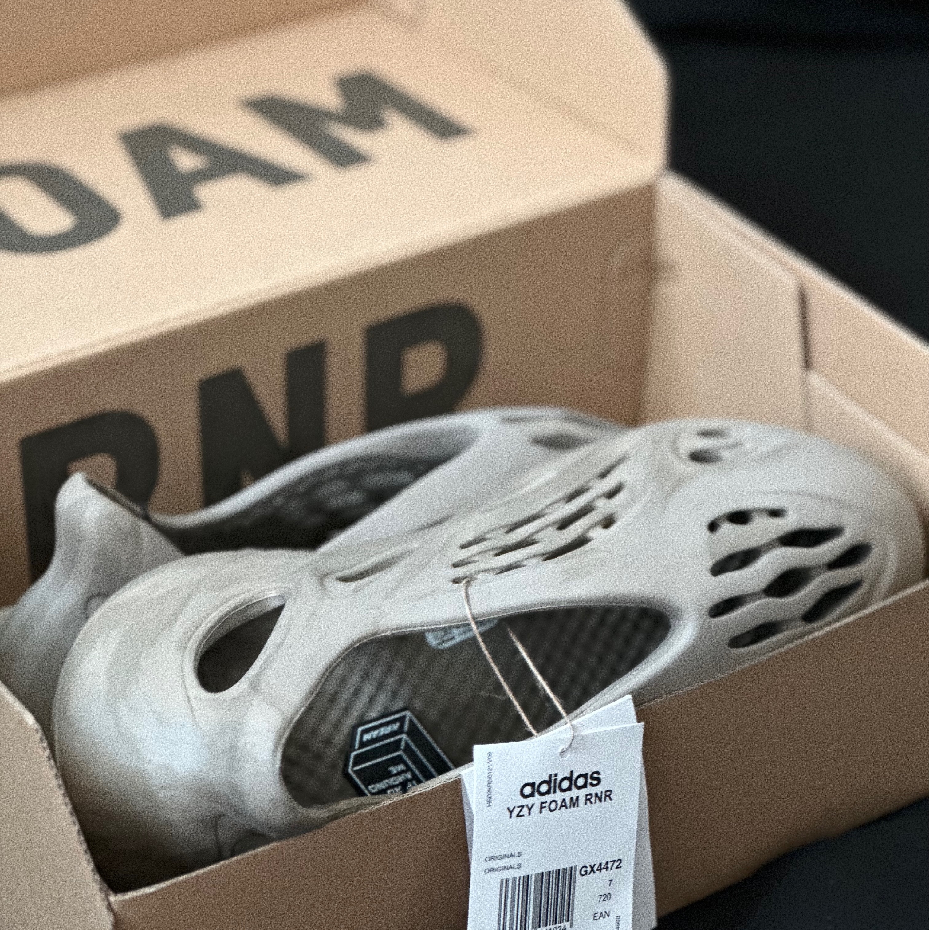 Adidas Yeezy Foam RNNR Stone Sage, Adidas Yeezy Foam RNNR Ochre 착용 스타일 - 1