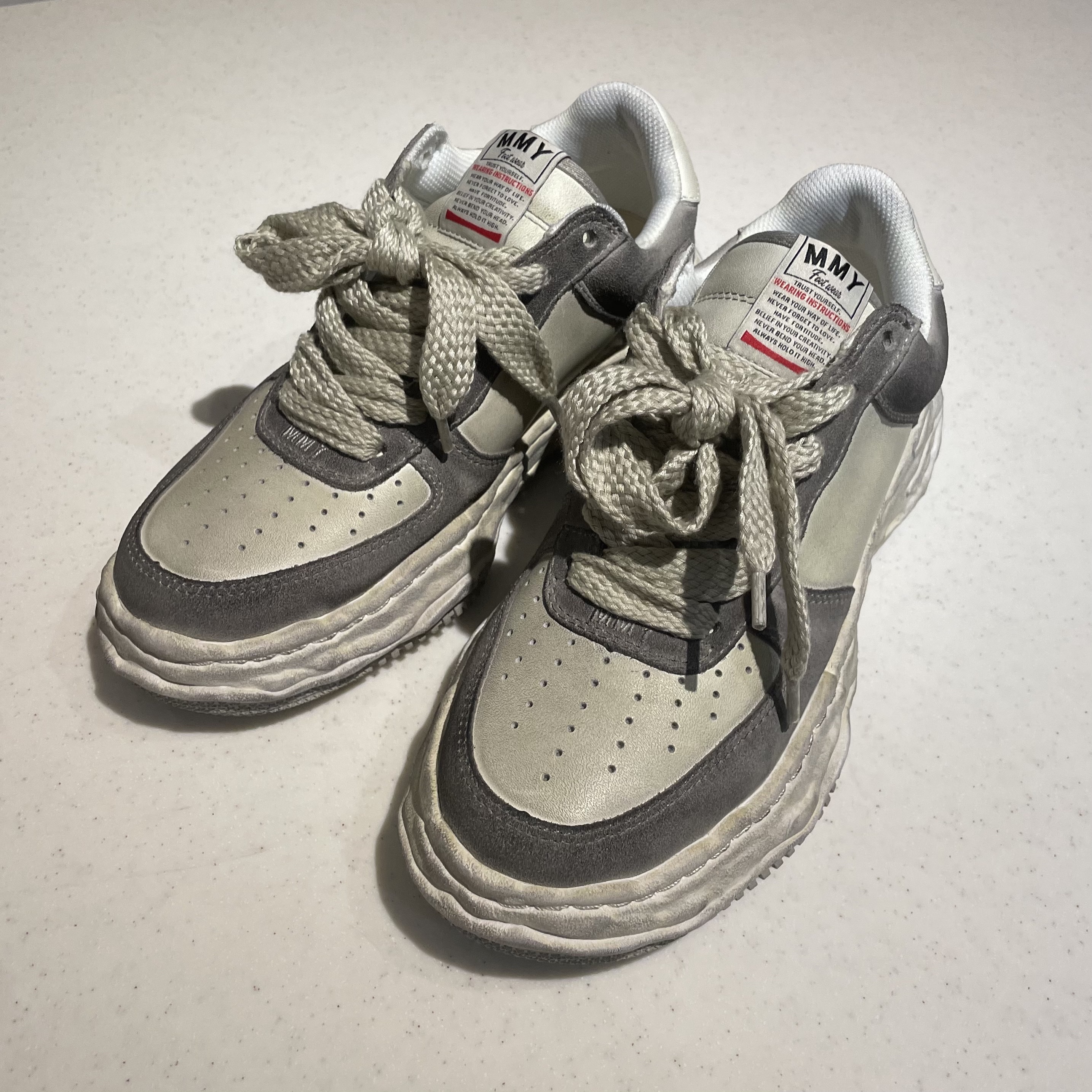 Maison Mihara Yasuhiro Wayne OG Sole Distressed Leather Low-top Sneaker White 착용 스타일