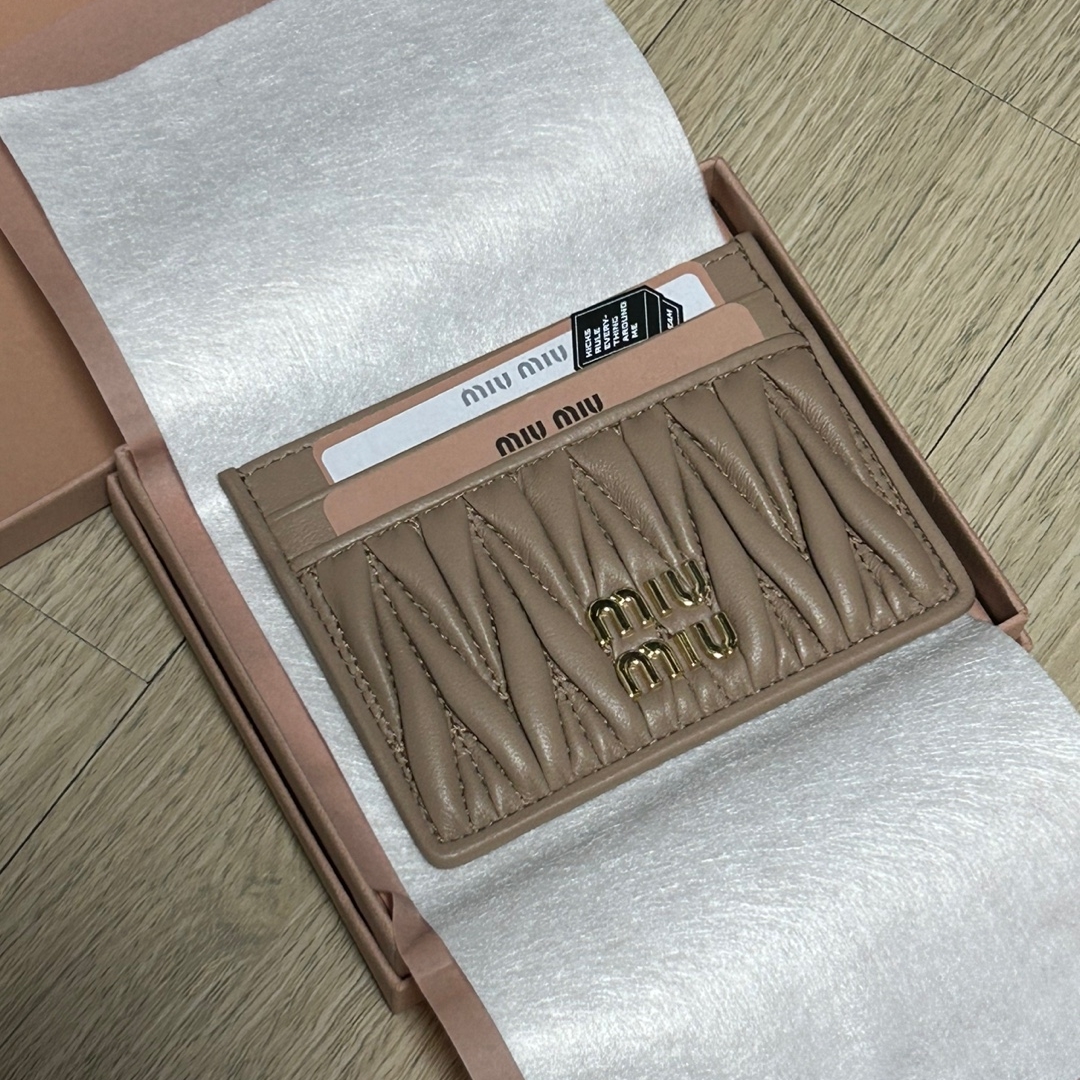 Miu Miu Matelasse Nappa Leather Card Holder Cameo 착용 스타일