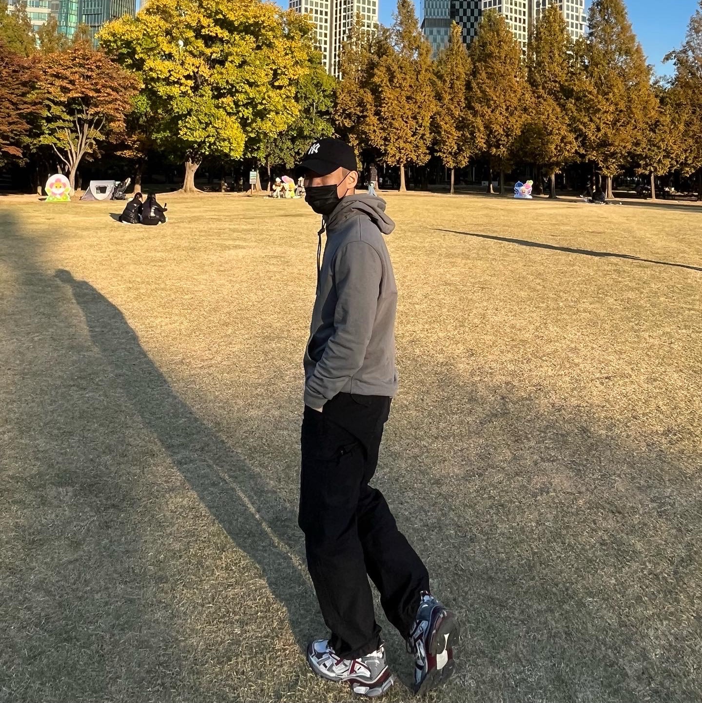 Balenciaga Runner Sneakers Grey Burgundy, The North Face 1996 Retro Nuptse Jacket Black 착용 스타일 - 1