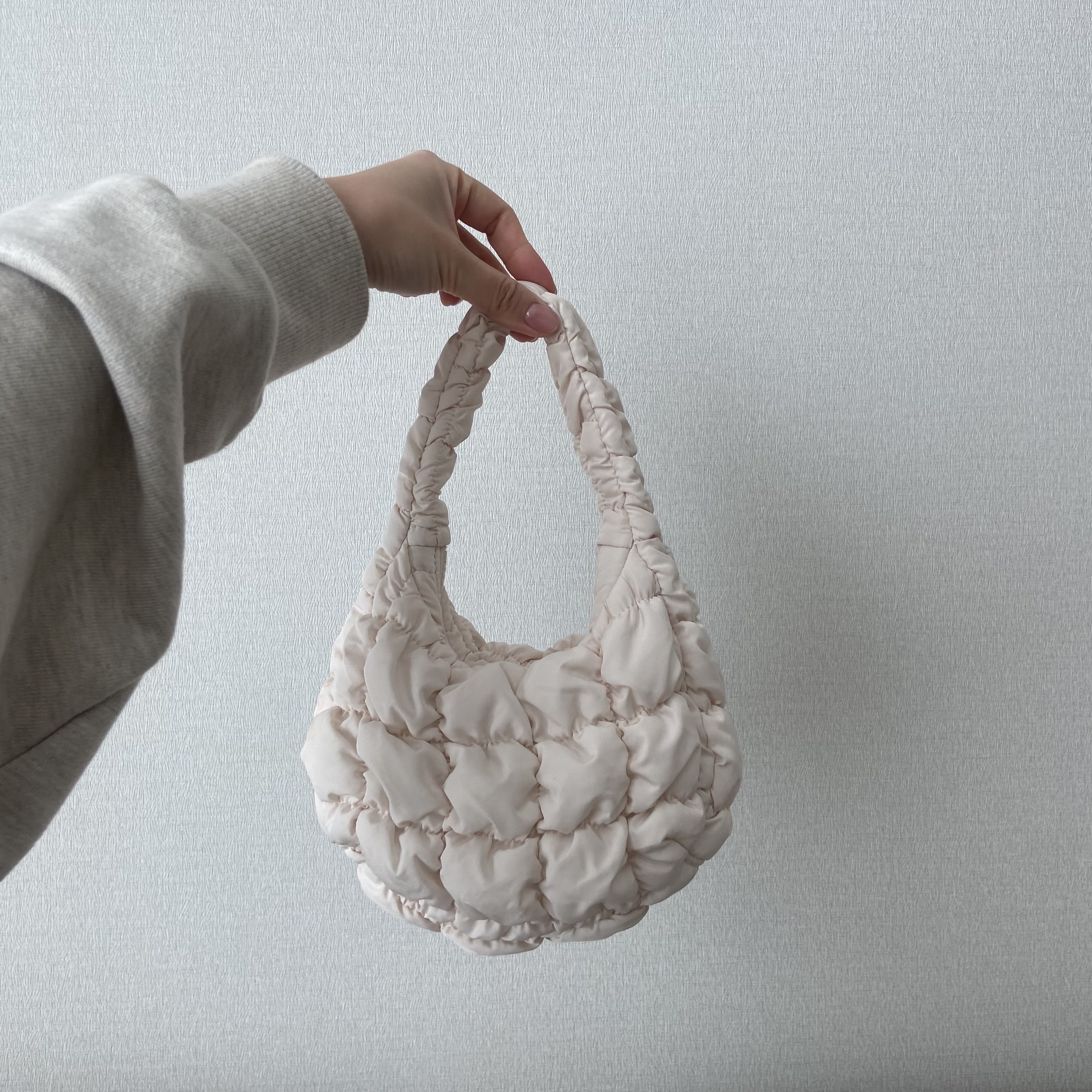 COS Quilted Micro Bag Off White 착용 스타일