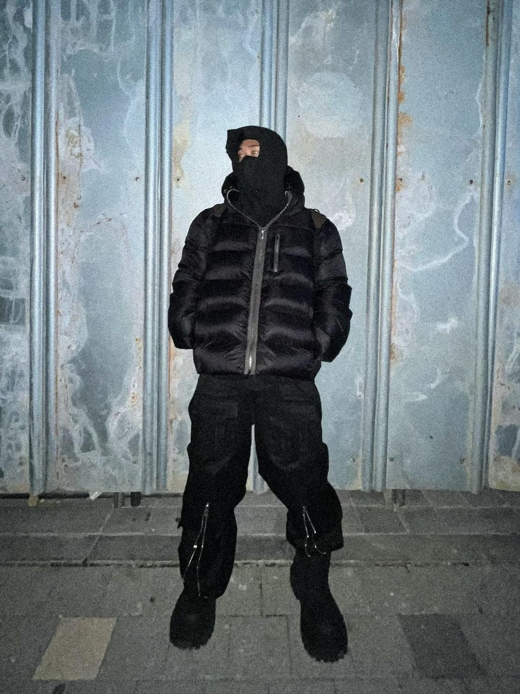 [KREAM 단독] AOP Tetsdo 6 Rail Cargo Pants Black 착용 스타일 - 1