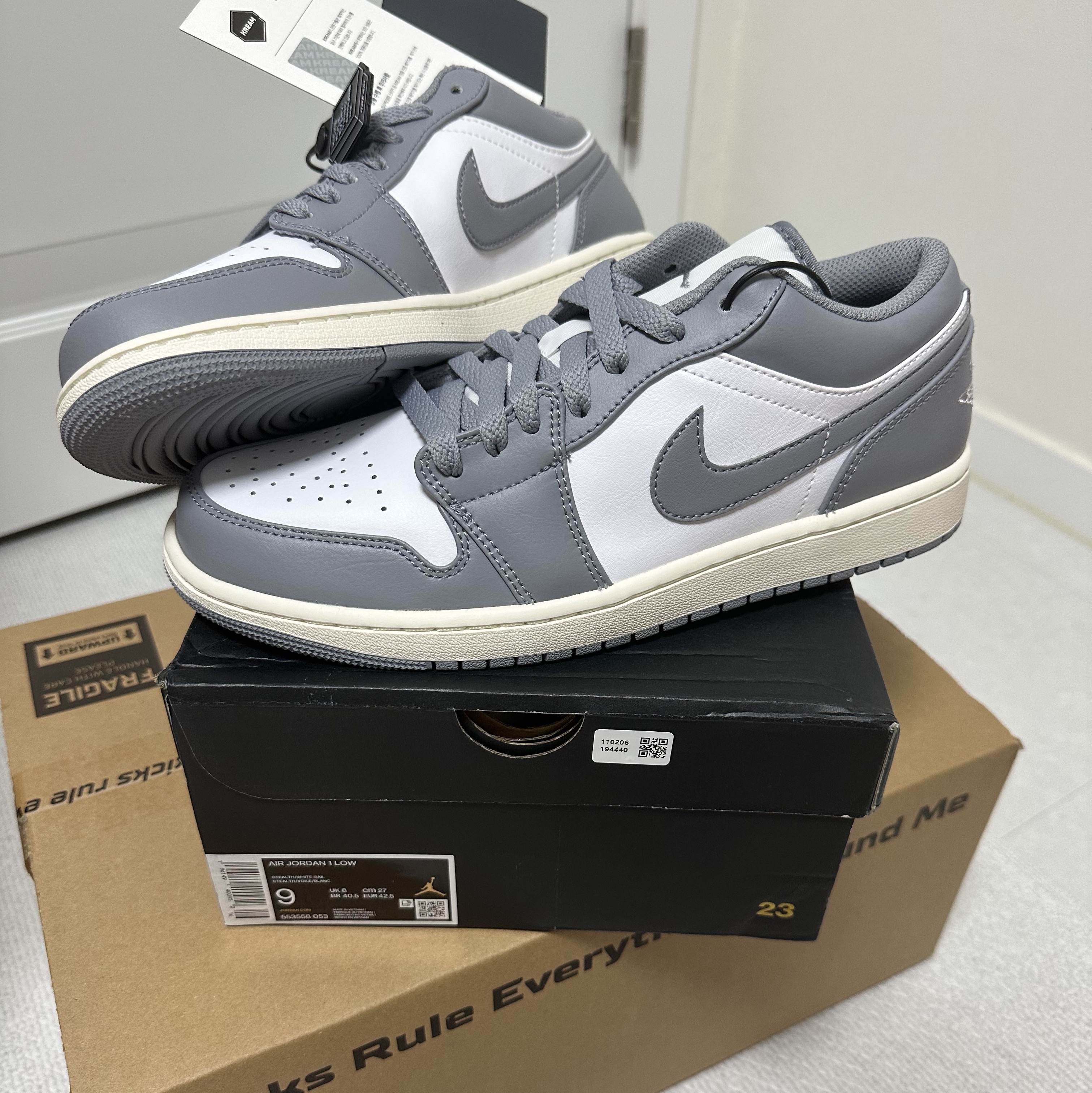 Jordan 1 Low Stealth and White 착용 스타일 - 1
