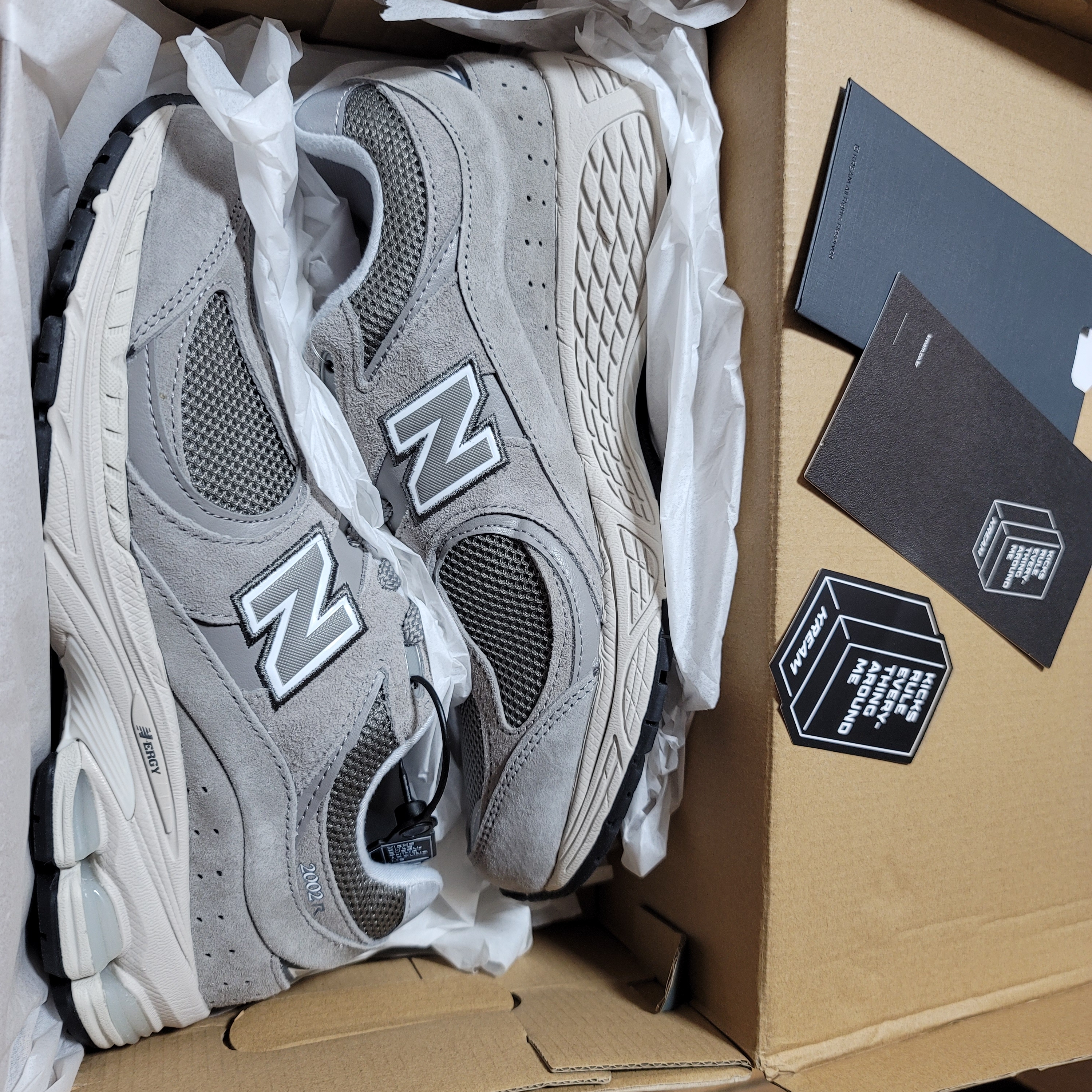 New Balance 2002R Grey 착용 스타일 - 3