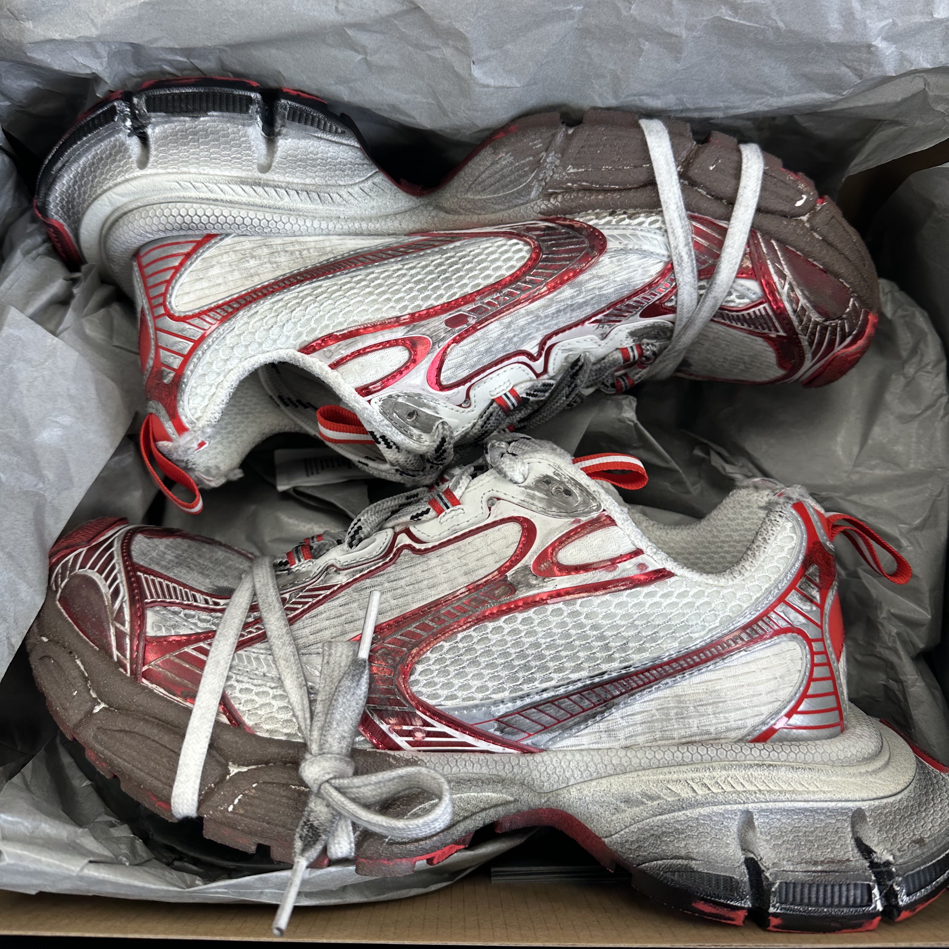 Balenciaga 3XL Sneakers White Red 착용 스타일
