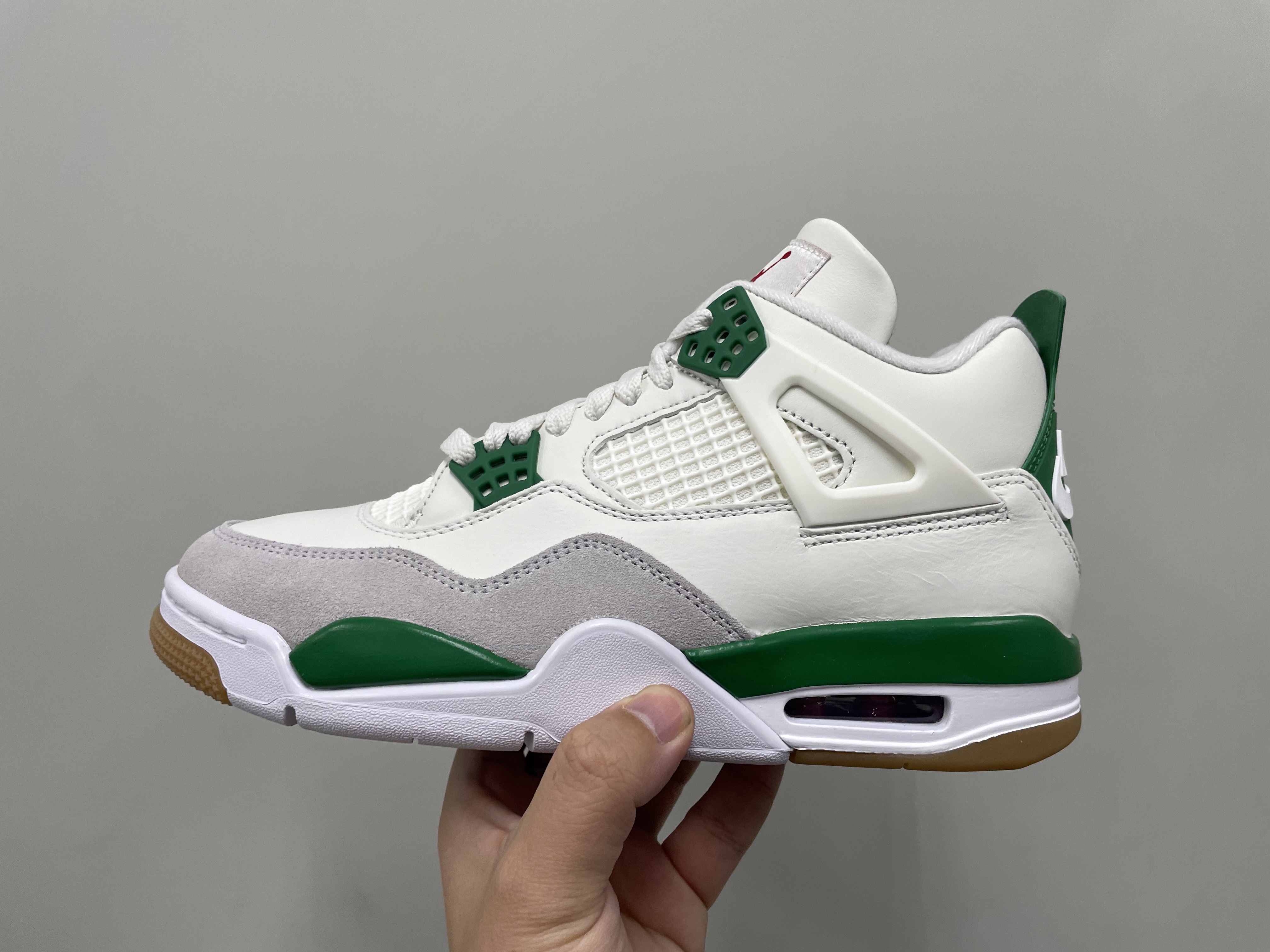 Jordan 4 x Nike SB Retro SP Pine Green 착용 스타일 - 1