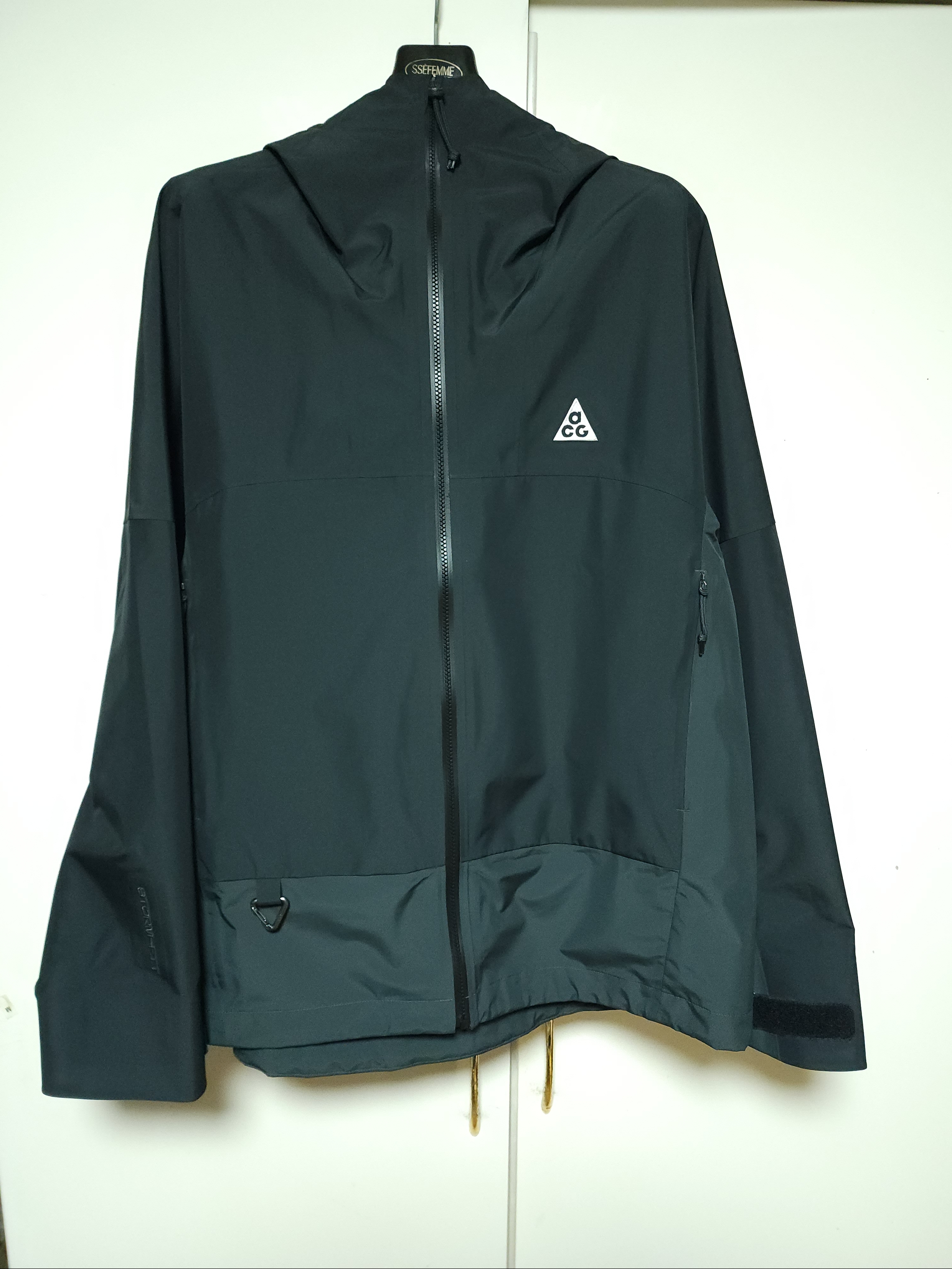 Nike ACG Storm-Fit ADV Cascade Rains Full Zip Shell Jacket Off Noir - Asia, Nike ACG Storm-Fit ADV Cascade Rains Full Zip Shell Jacket Medium Olive - Asia 착용 스타일 - 1