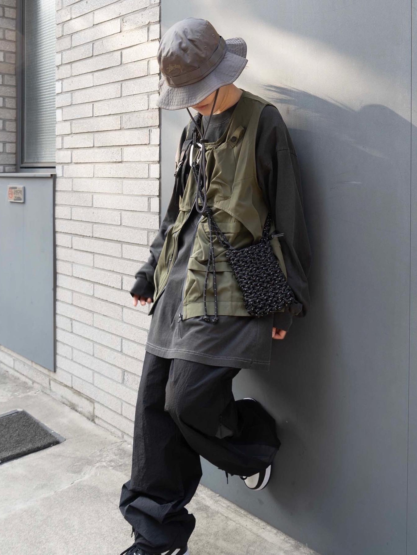 Nike x Stussy Air Force 1 '07 Mid SP Black and Light Bone, Stussy Gore-Tex Strom Shell Solid Hat 착용 스타일 - 1