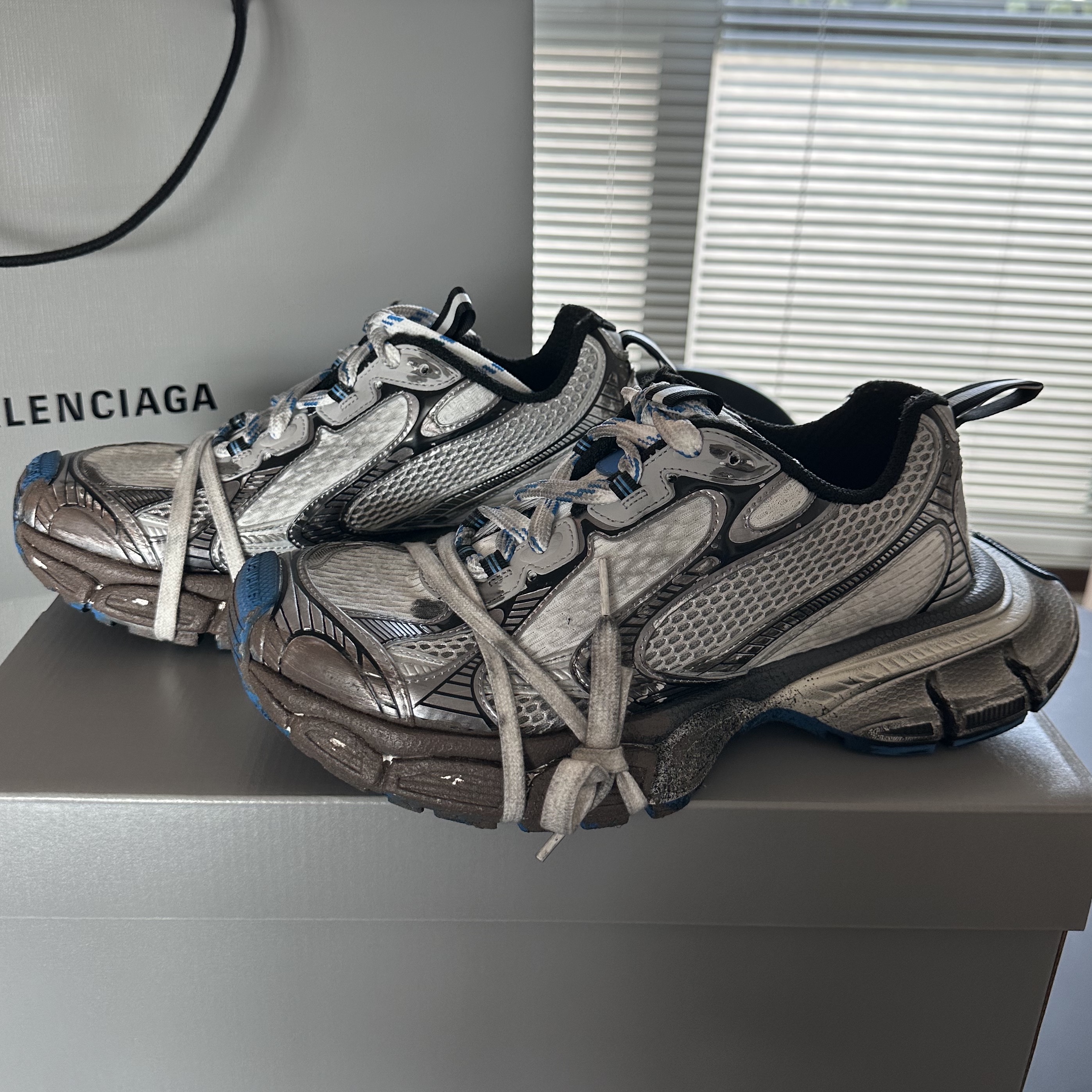 Balenciaga 3XL Sneakers Worn Out Grey White Blue 착용 스타일 - 2
