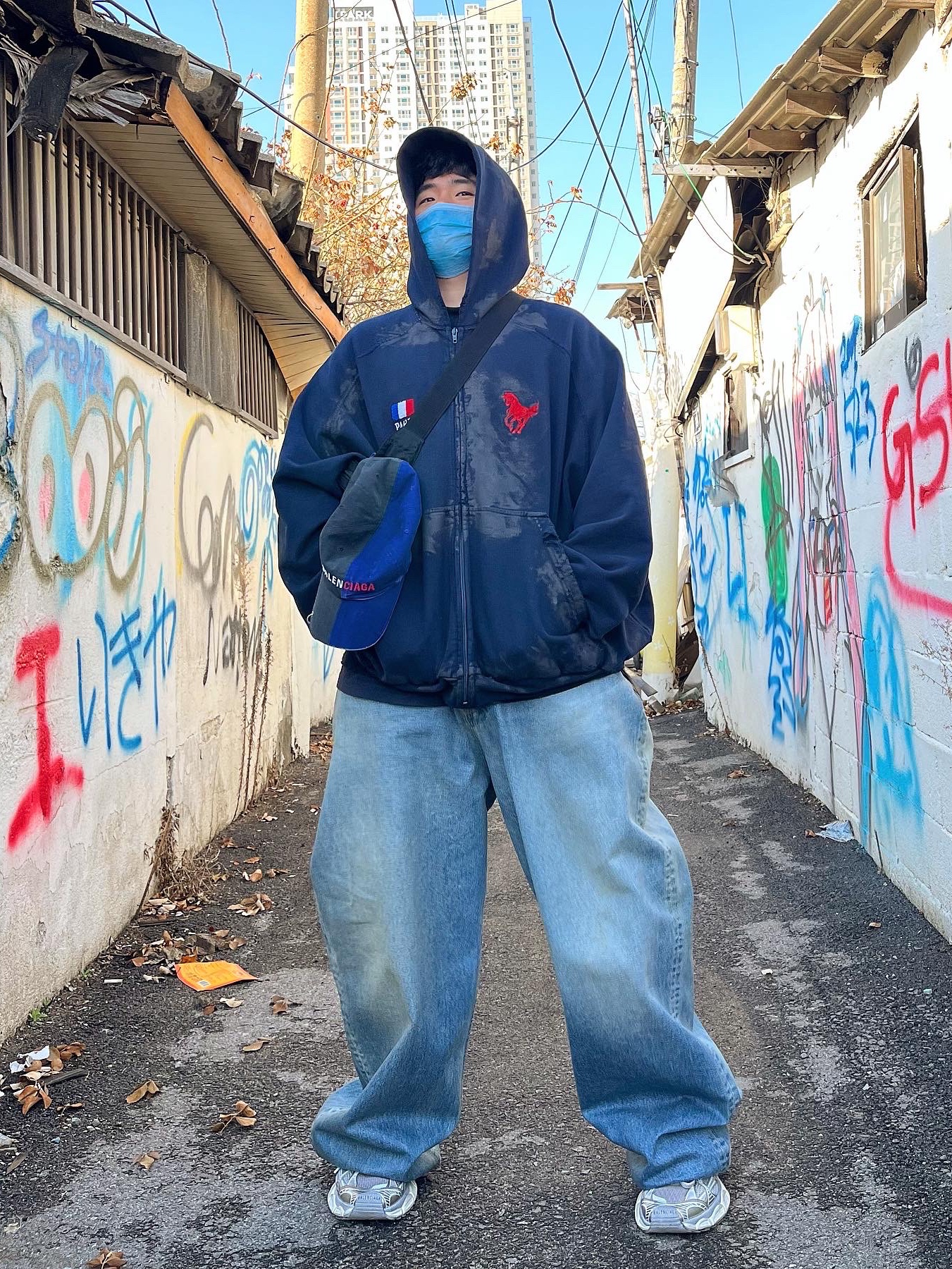 Balenciaga Large Baggy Jeans in Blue Coated Soft Denim, Balenciaga 3XL Sneakers Worn Out Light Beige 착용 스타일 - 1