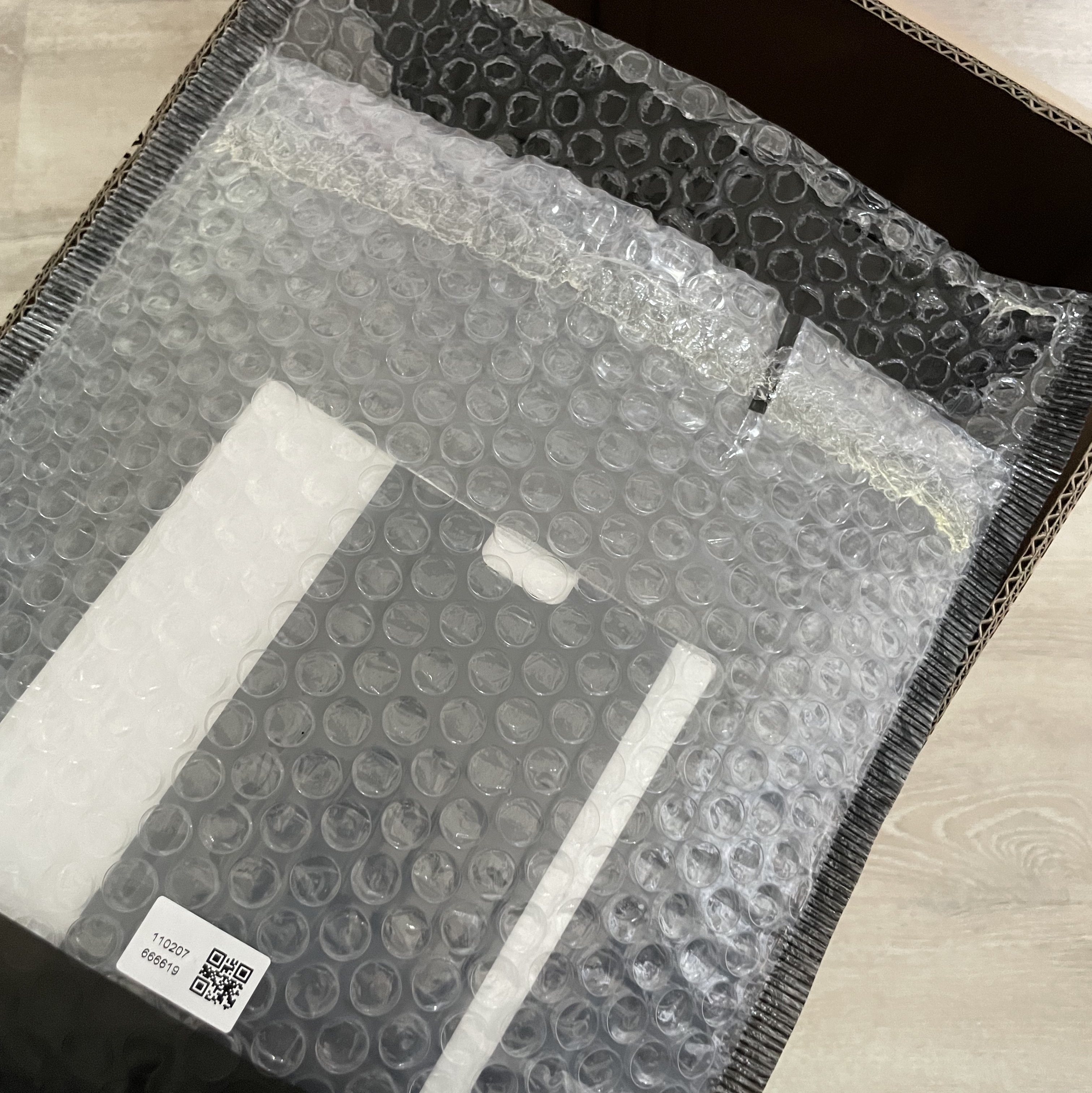 Prada Saffiano Leather Wallet Black 착용 스타일 - 1